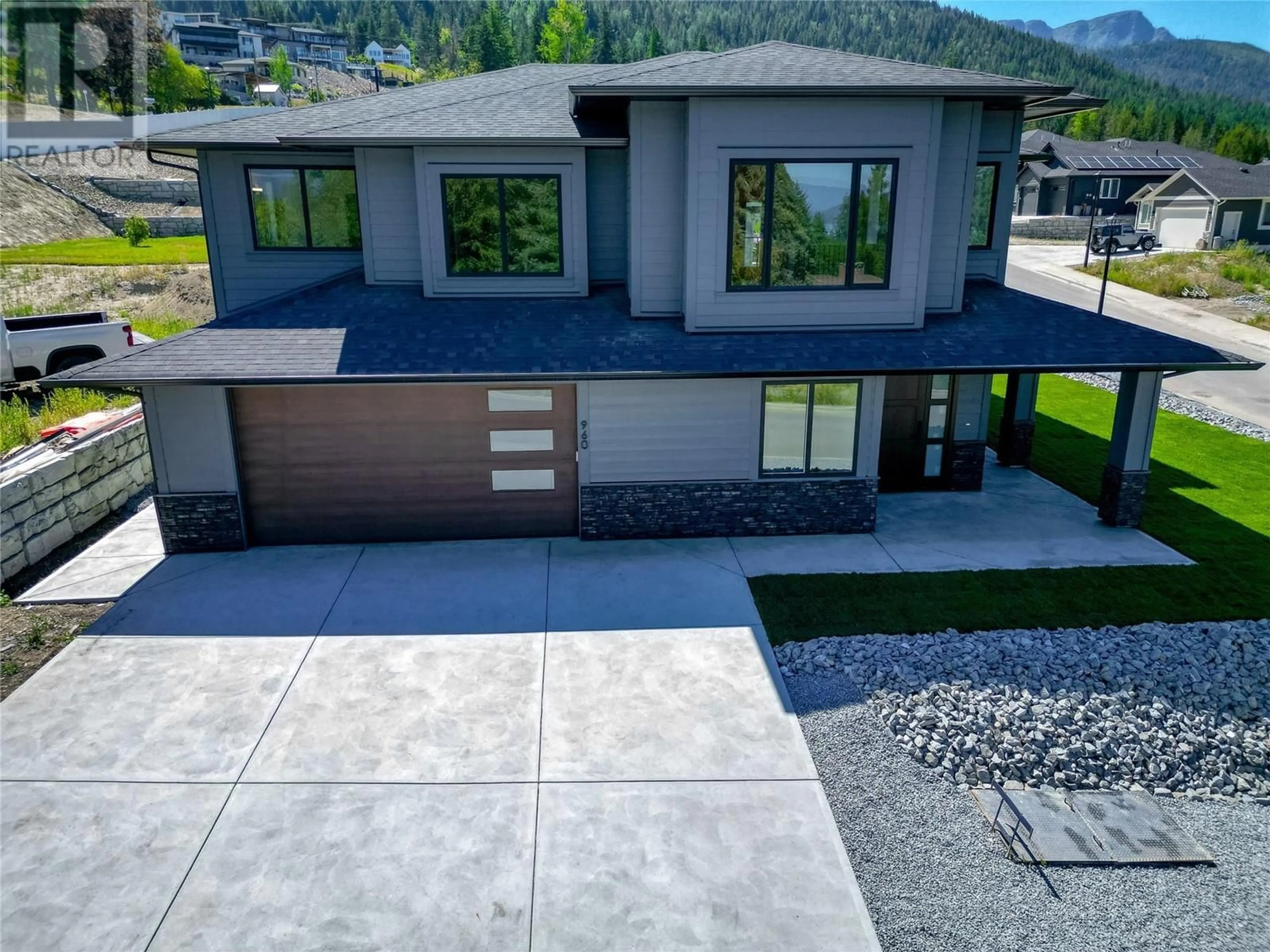 Frontside or backside of a home, the street view for 960 15 Avenue SE, Salmon Arm British Columbia V1E2G4