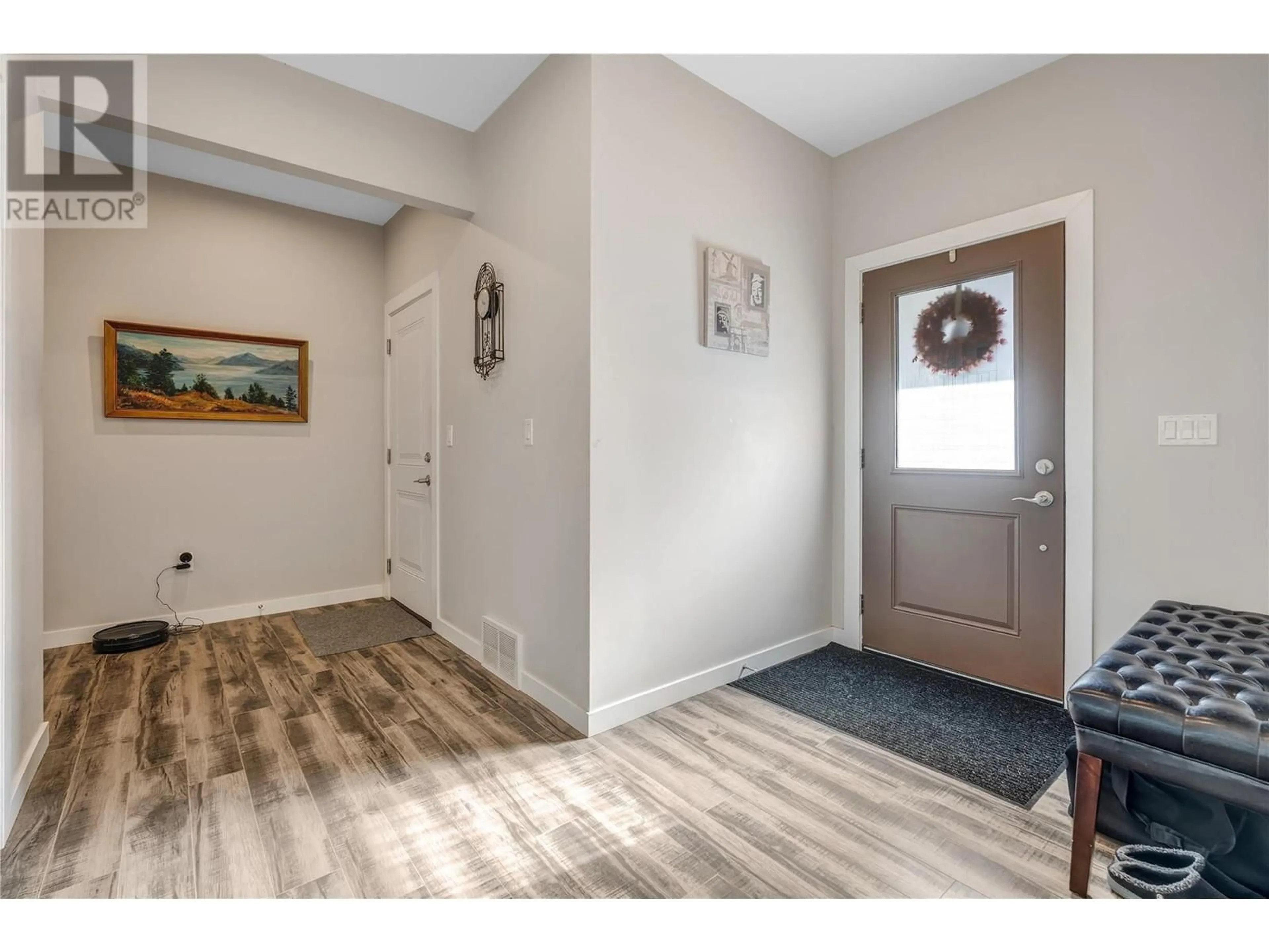 Indoor entryway, wood floors for 324 K VIEW Crescent, Keremeos British Columbia V0X1N0