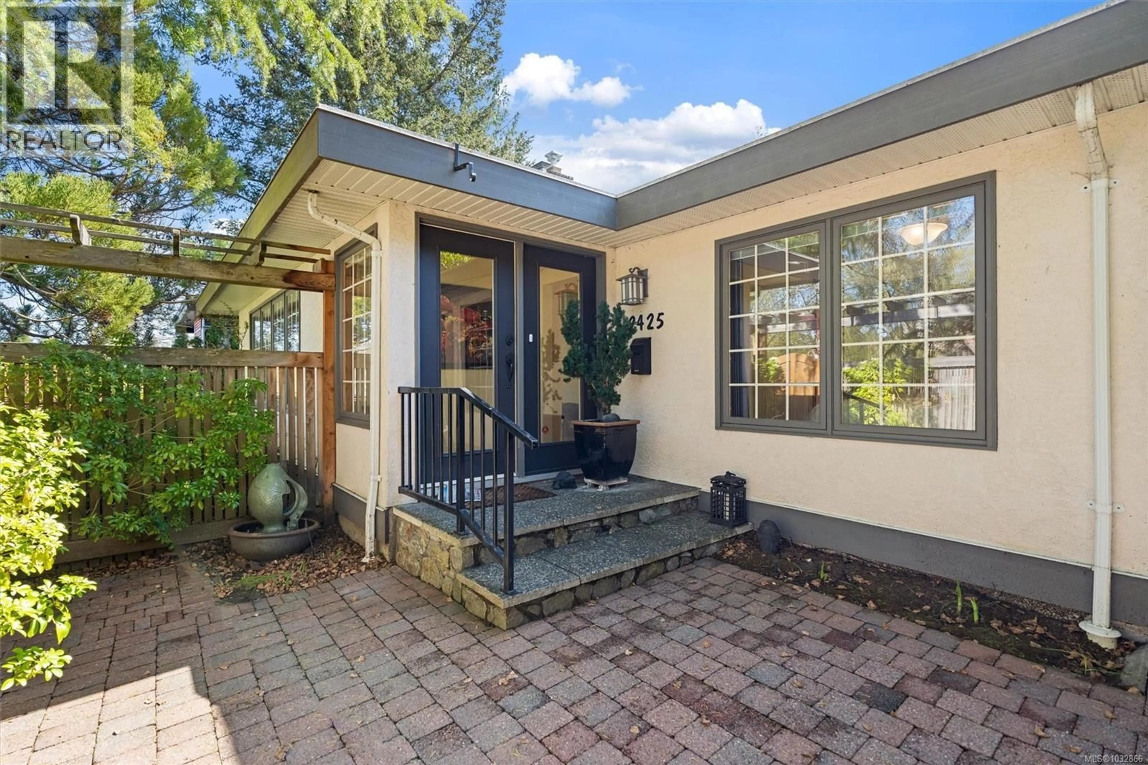 Patio, street for 2425 CAMELOT ROAD, Saanich British Columbia V8N1J3