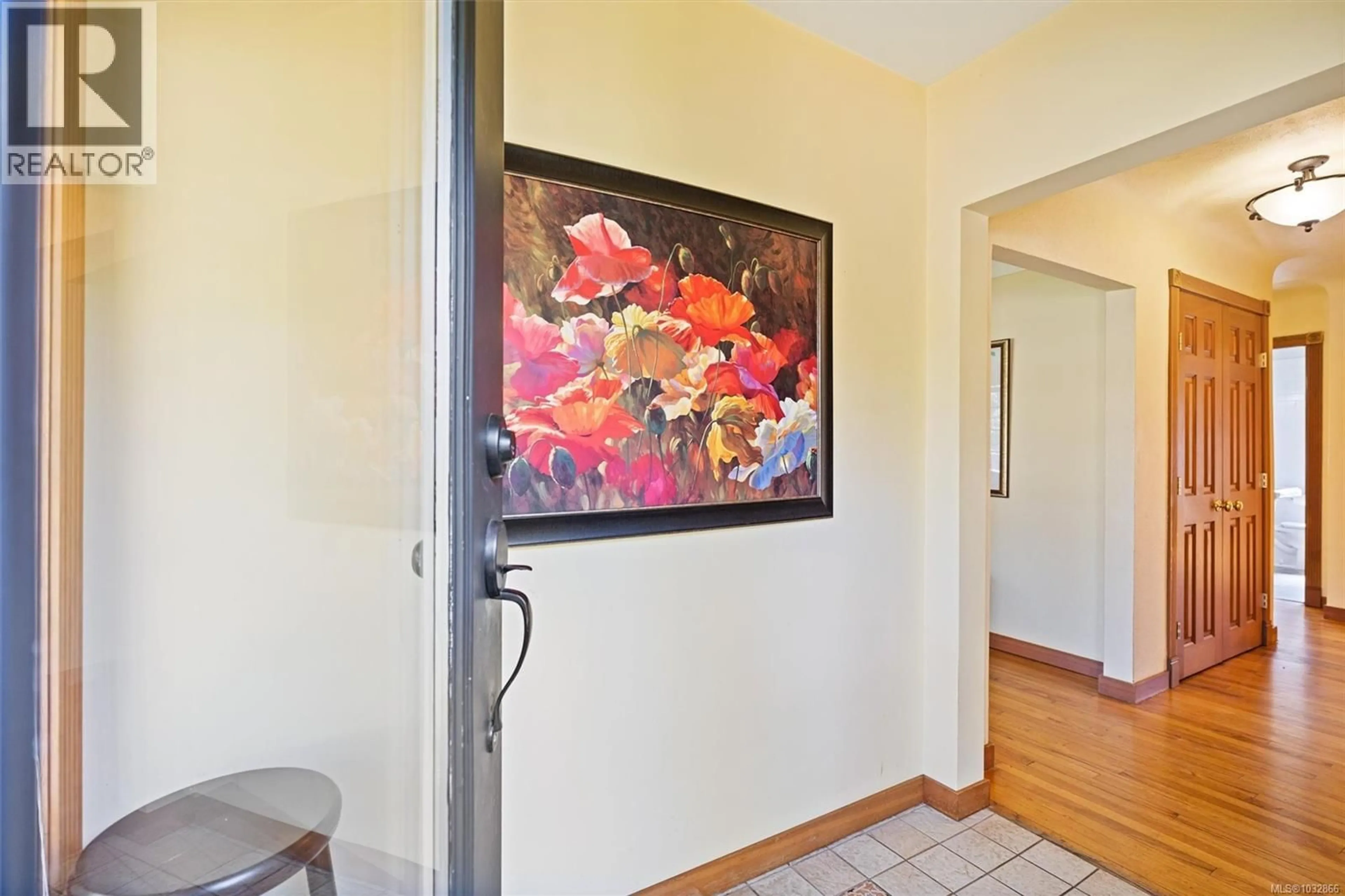 Indoor entryway for 2425 CAMELOT ROAD, Saanich British Columbia V8N1J3