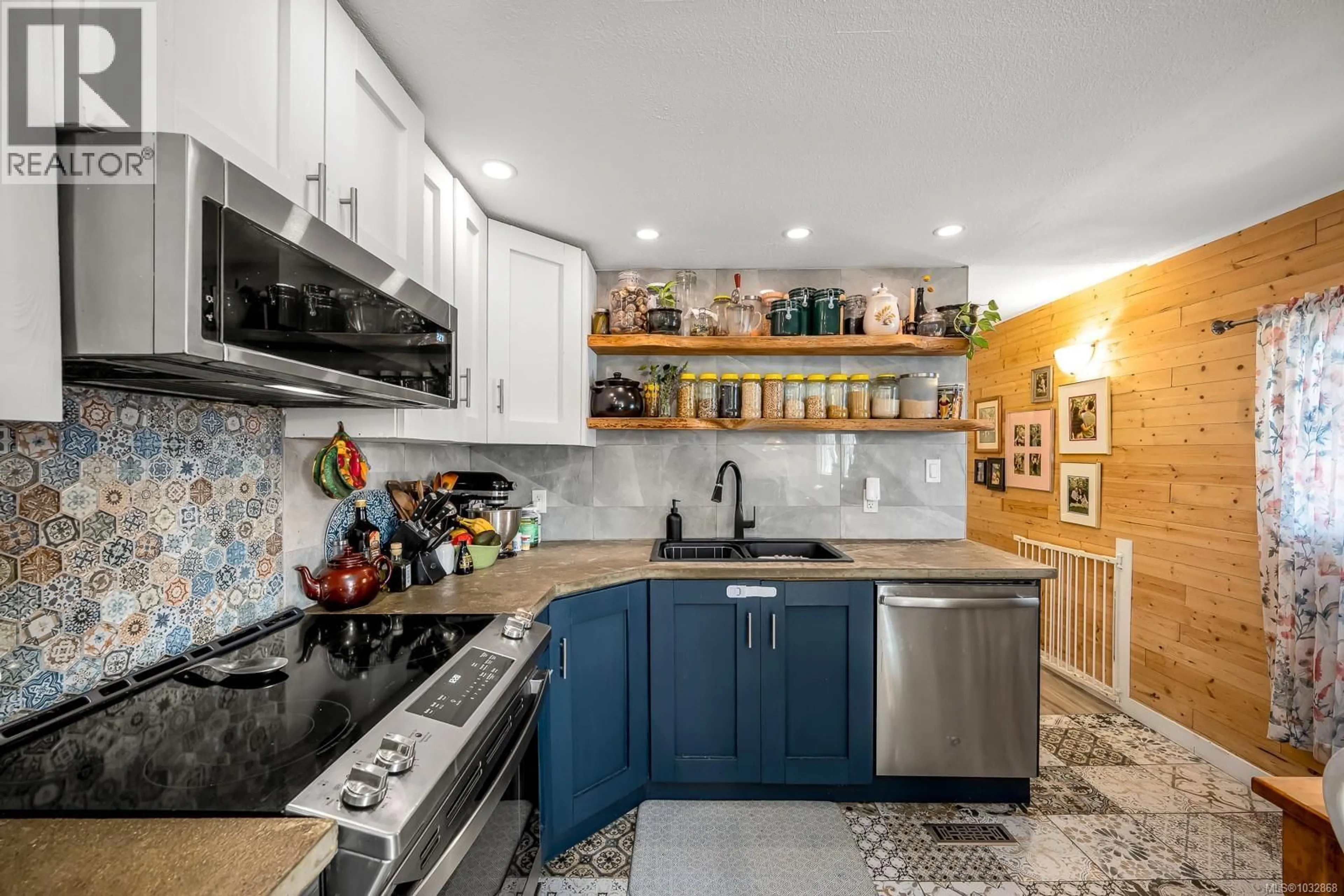 Open concept kitchen, ceramic/tile floor for 500 NECHAKO AVENUE, Courtenay British Columbia V9N7R3