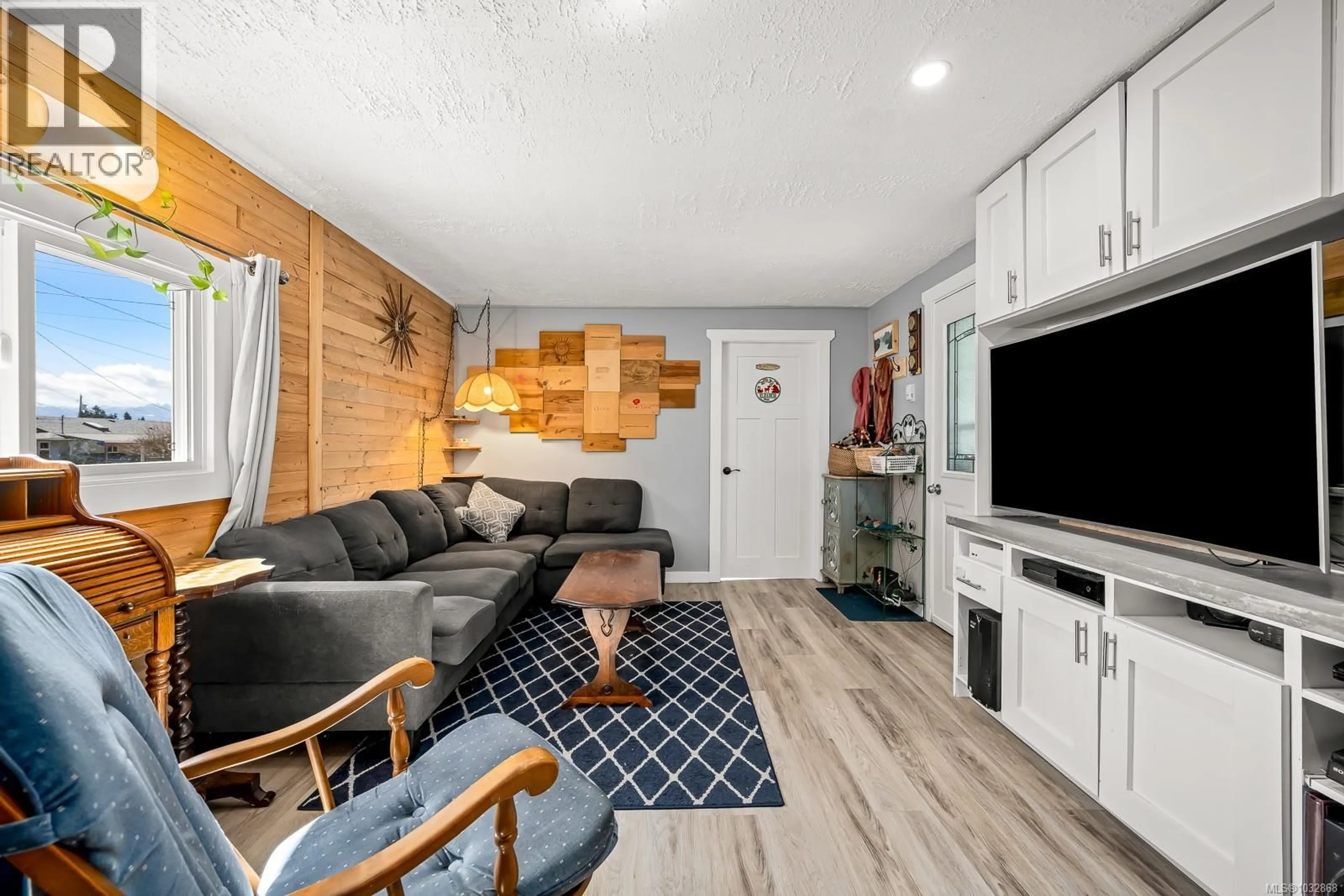 Living room with furniture, wood/laminate floor for 500 NECHAKO AVENUE, Courtenay British Columbia V9N7R3