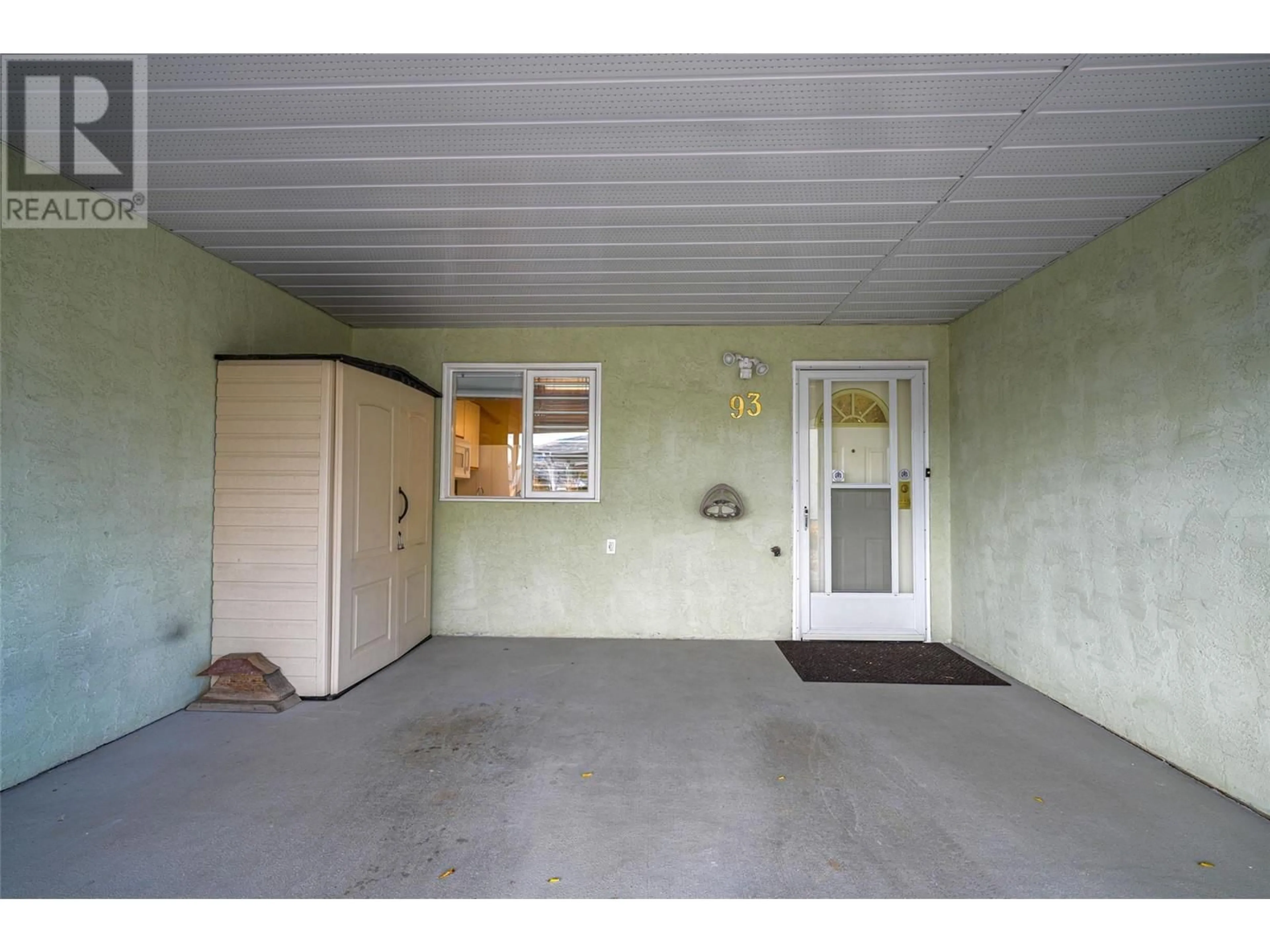 Indoor foyer, cement floor for 3900 27 Avenue Unit# 93, Vernon British Columbia V1T9E6