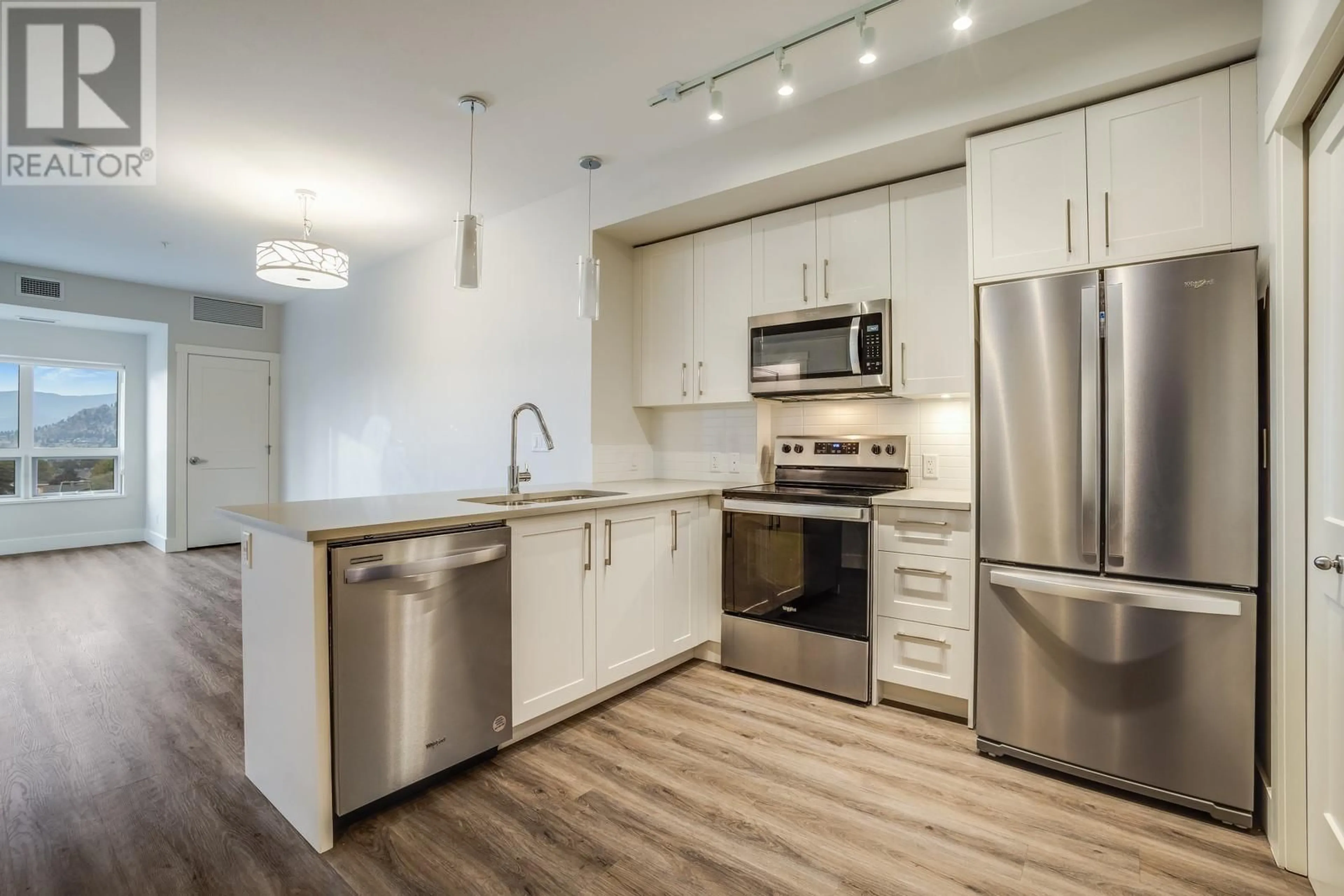 Open concept kitchen for 191 Hollywood Road S Unit# 517, Kelowna British Columbia V1V2X9