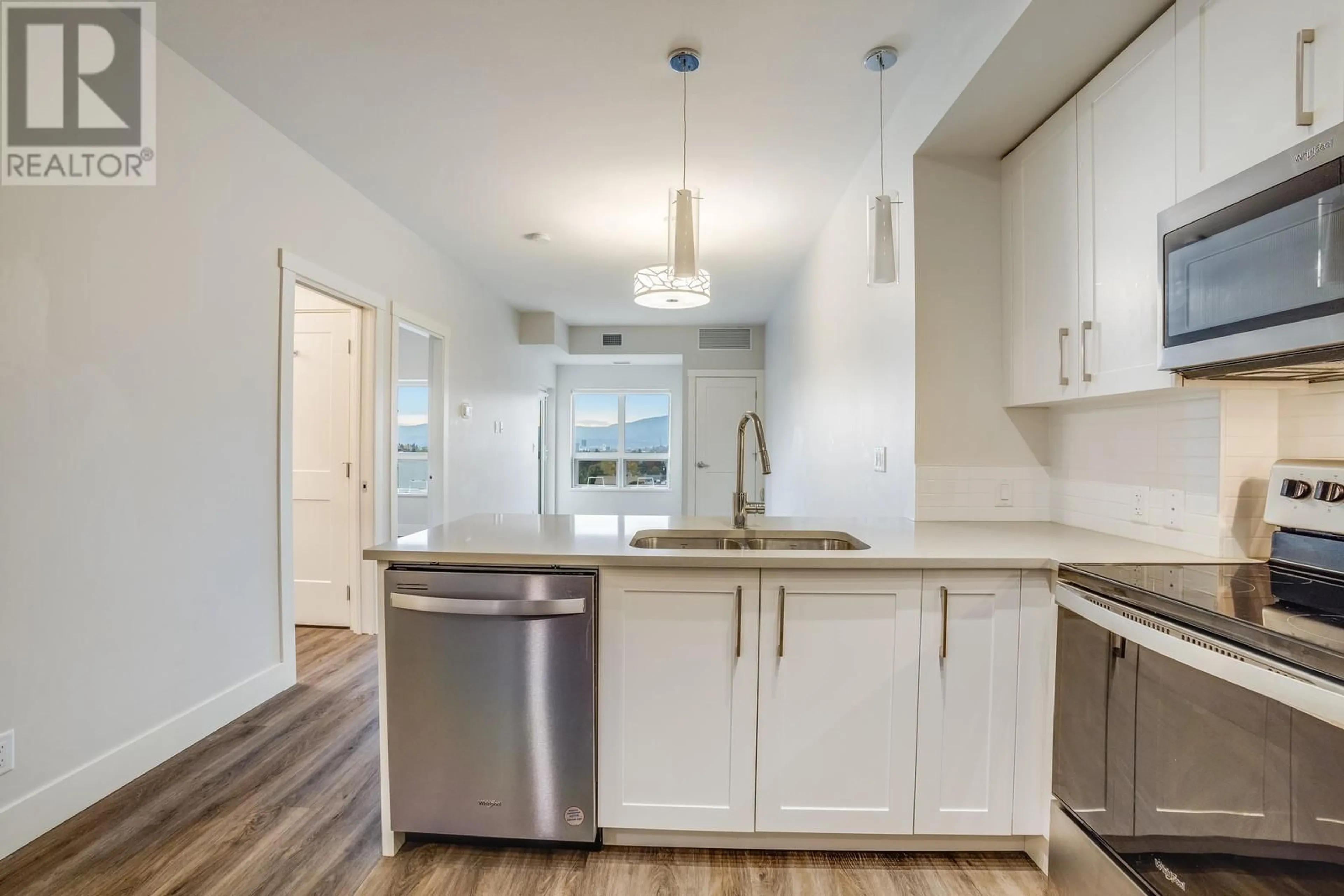 Open concept kitchen for 191 Hollywood Road S Unit# 517, Kelowna British Columbia V1V2X9