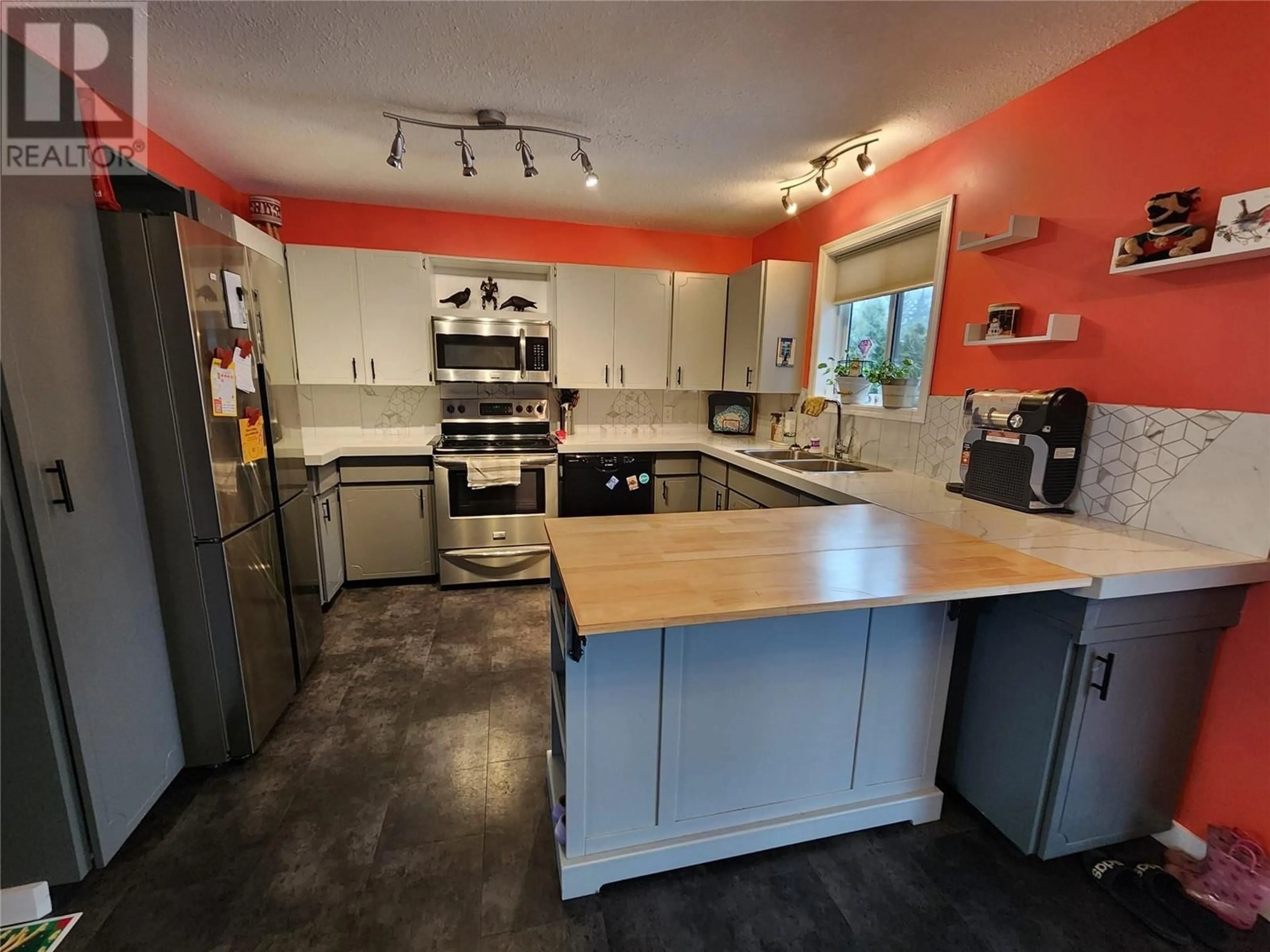 Open concept kitchen for 875 10TH Avenue, Montrose British Columbia V0G1P0