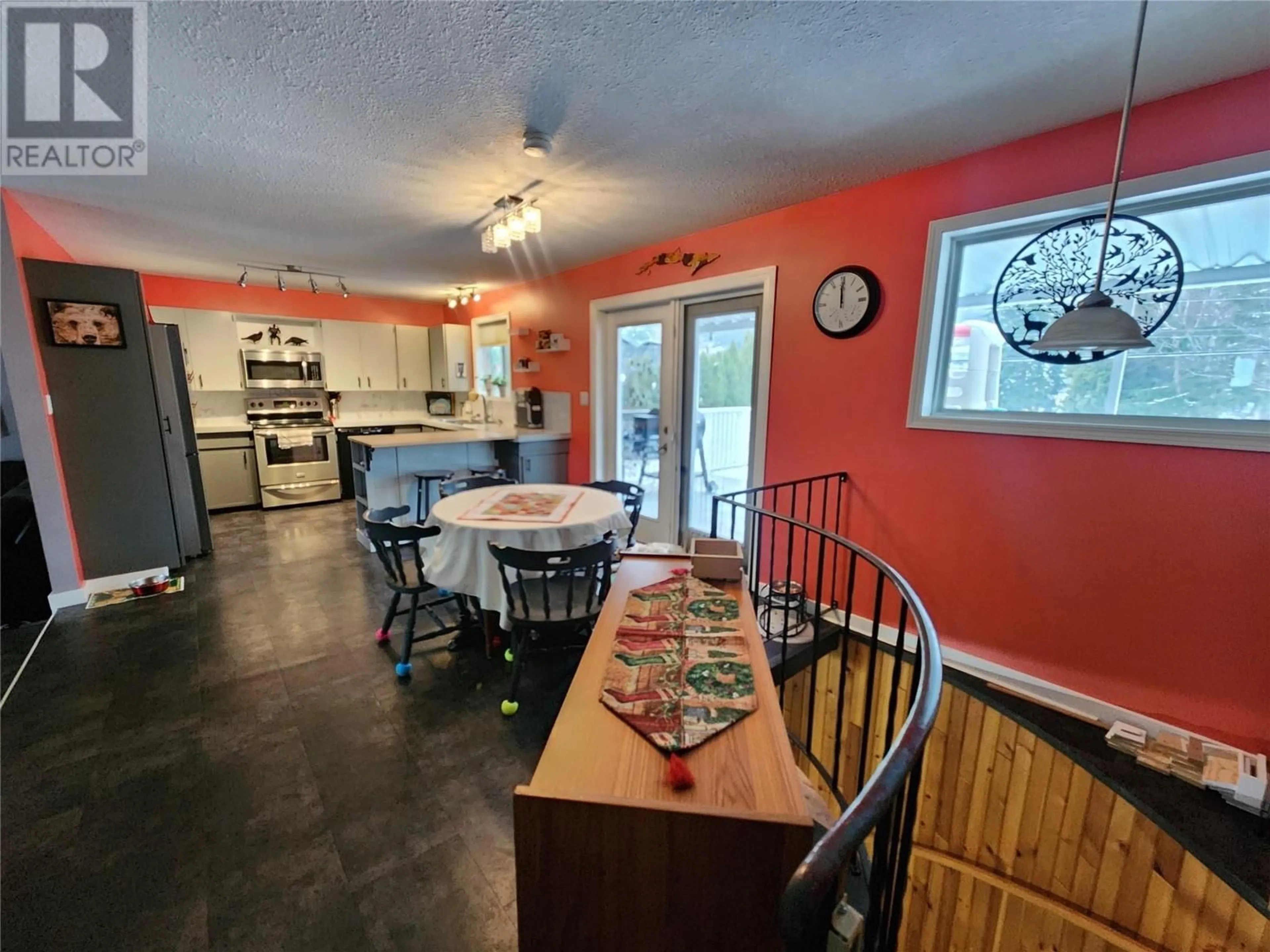 Open concept kitchen for 875 10TH Avenue, Montrose British Columbia V0G1P0