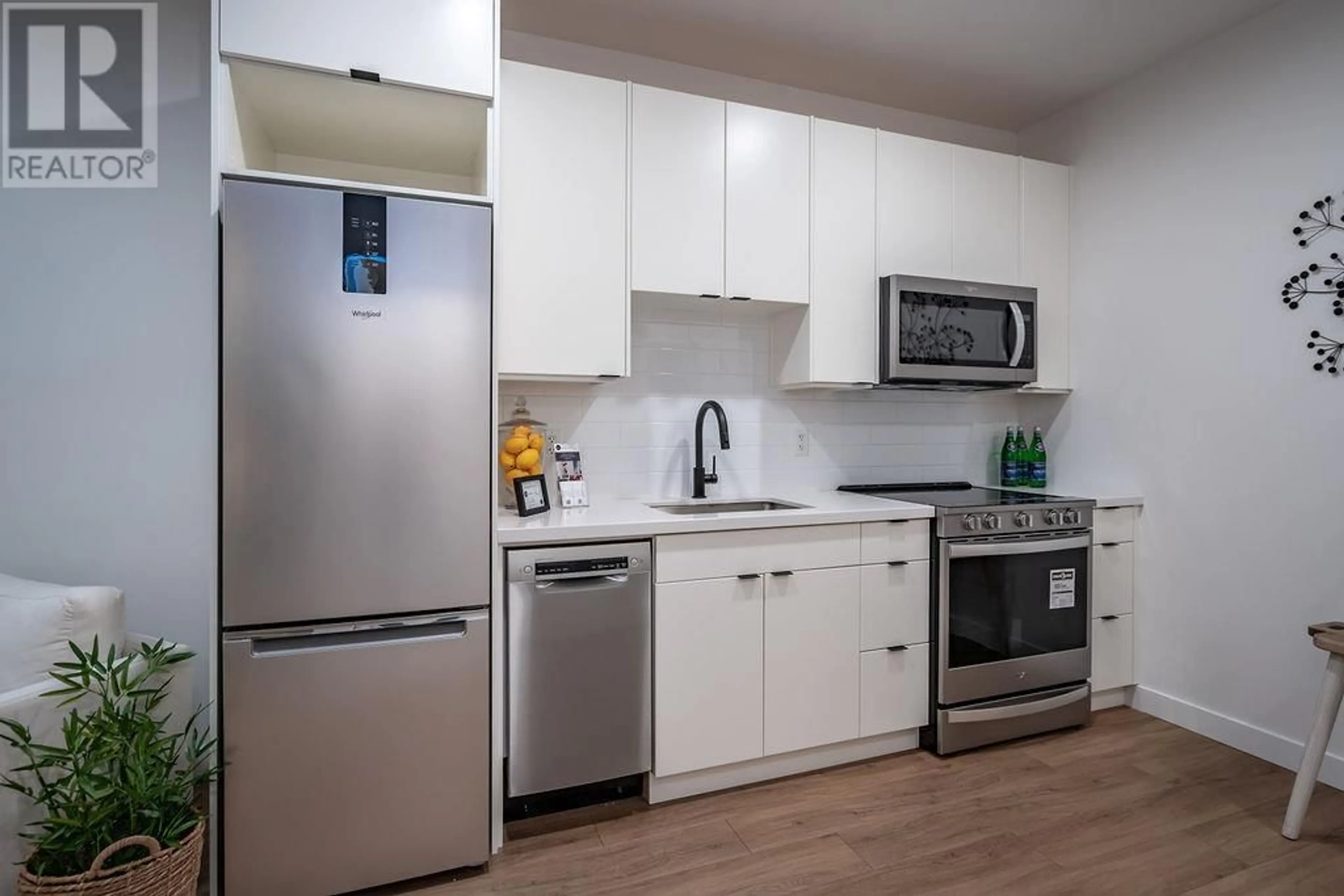 Standard kitchen, wood floors for 514 VICTORIA Street Unit# 209, Nelson British Columbia V1L4K8