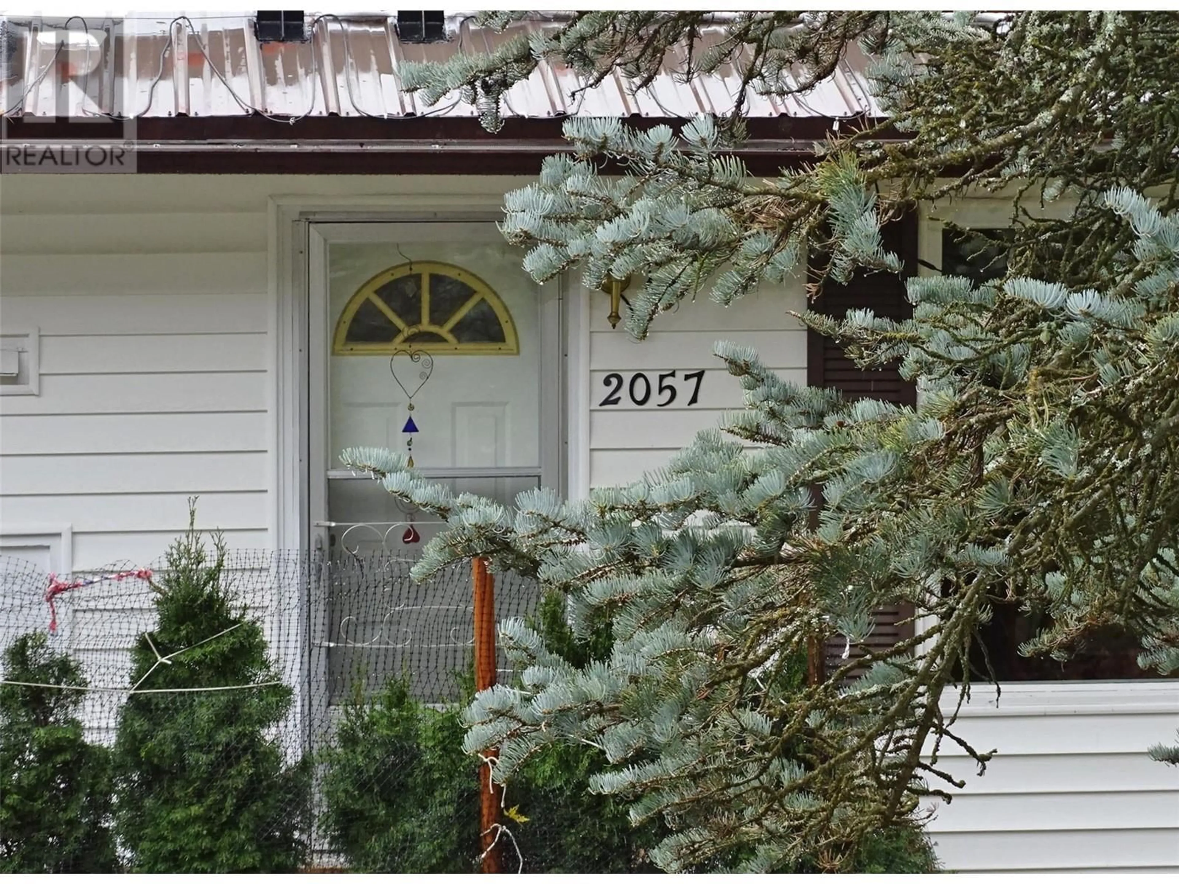 Indoor entryway for 2057 Cook Avenue, Rossland British Columbia V0G1Y0