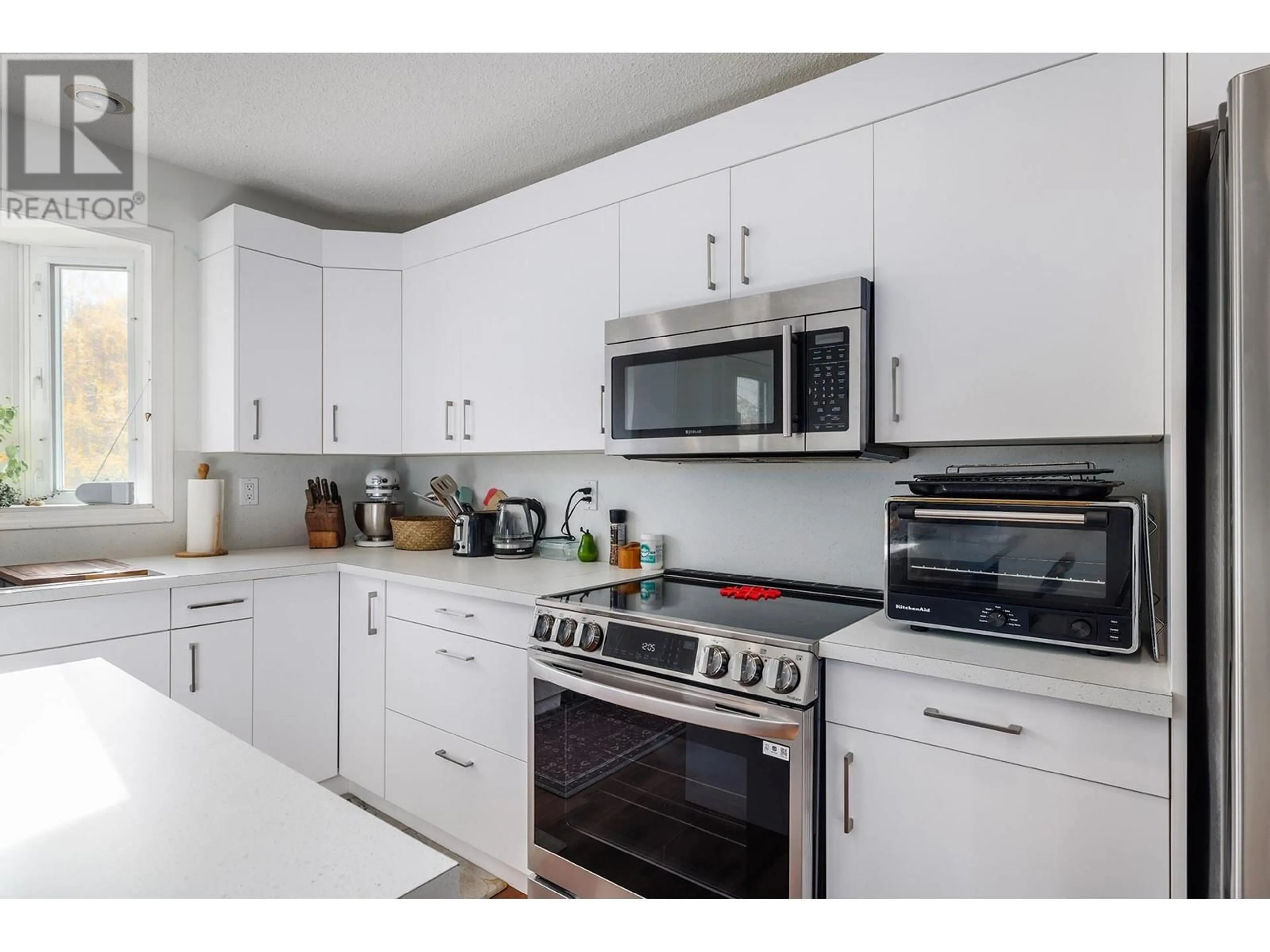 Standard kitchen for 669 Welke Road, Kelowna British Columbia V1W1A6