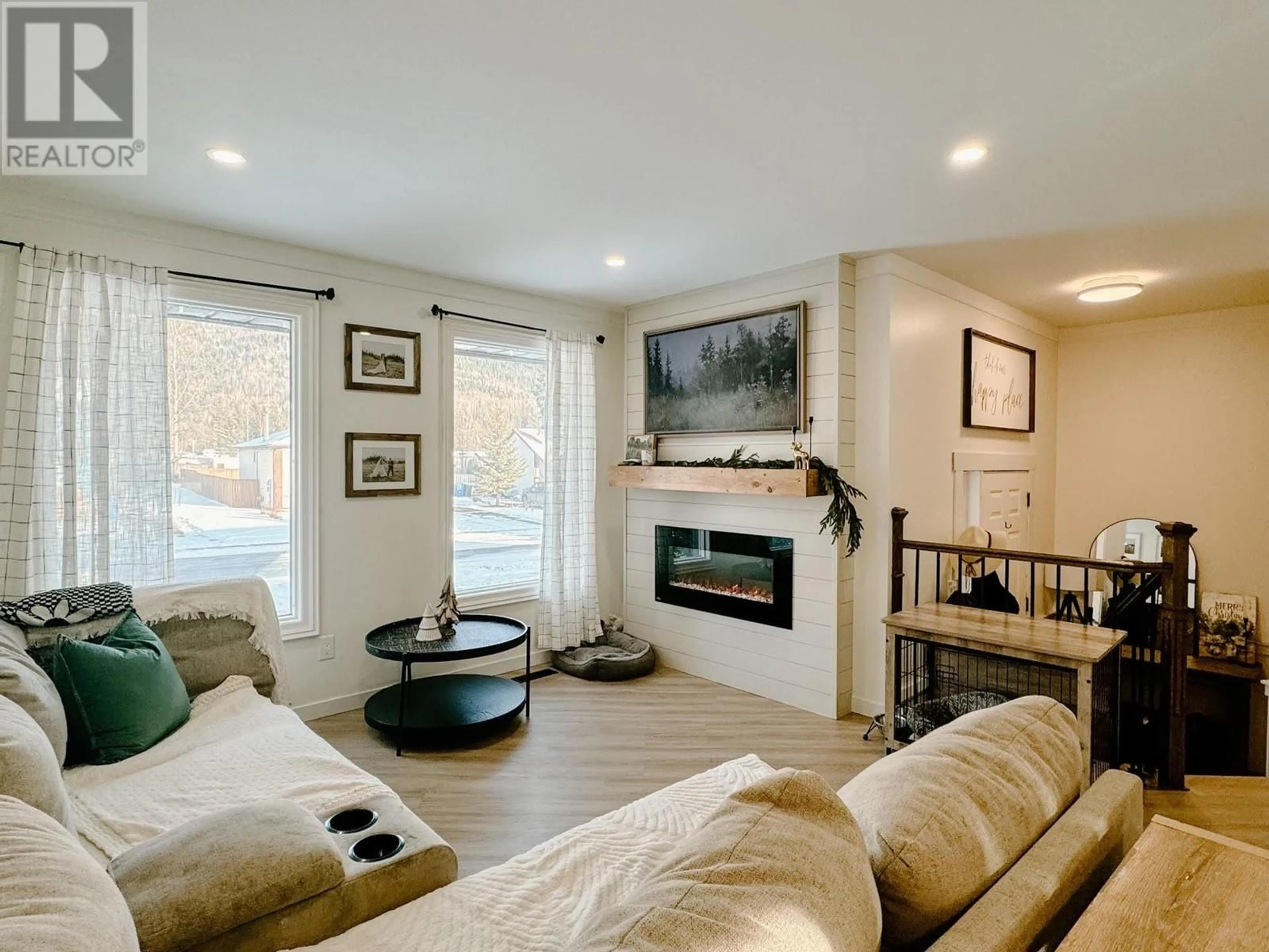 Living room, wood floors for 152 Fellers Avenue, Tumbler Ridge British Columbia V0C2W0