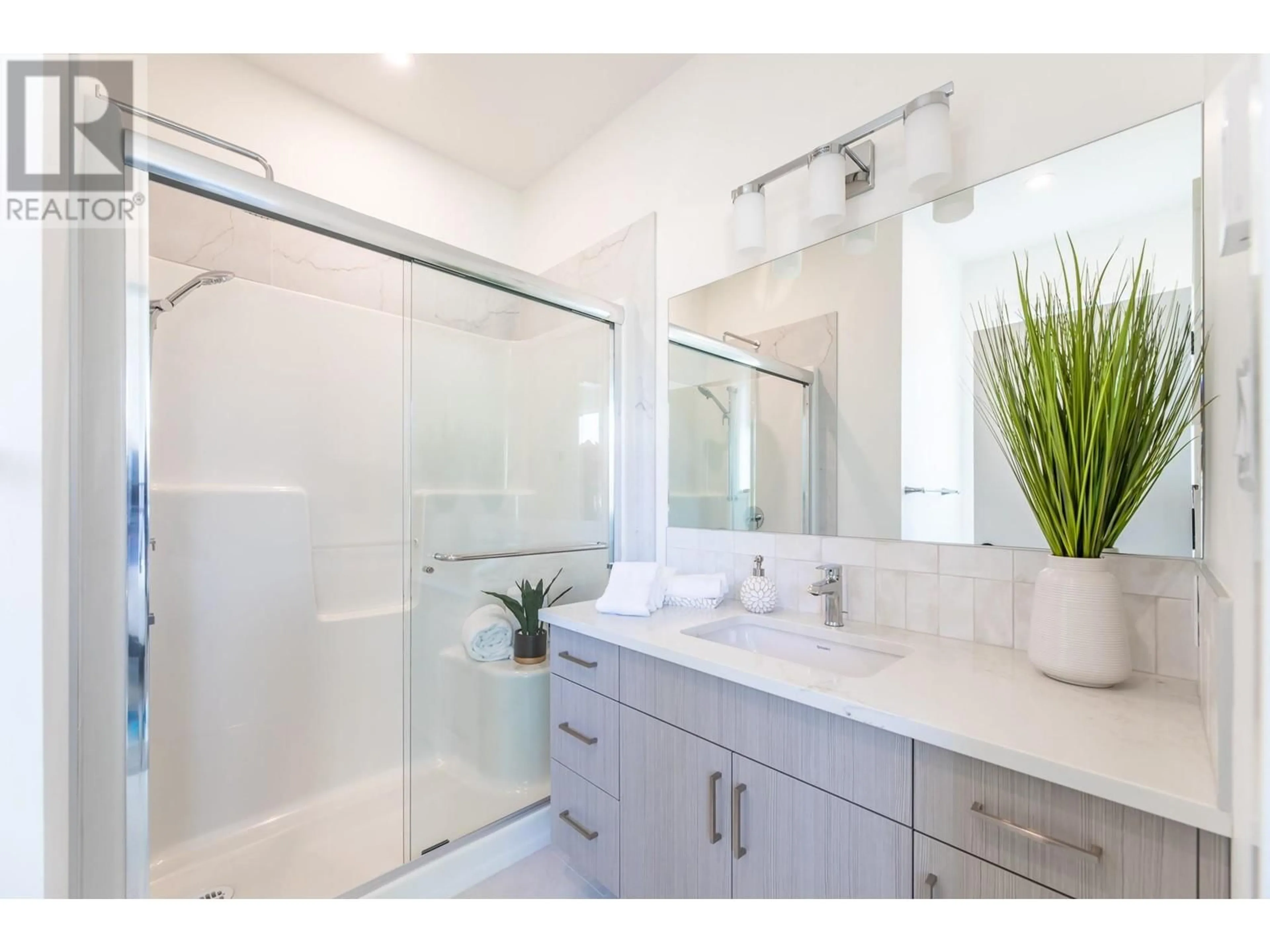 Contemporary bathroom, ceramic/tile floor for 102 - 460 CONKLIN AVENUE, Penticton British Columbia V2A2T4