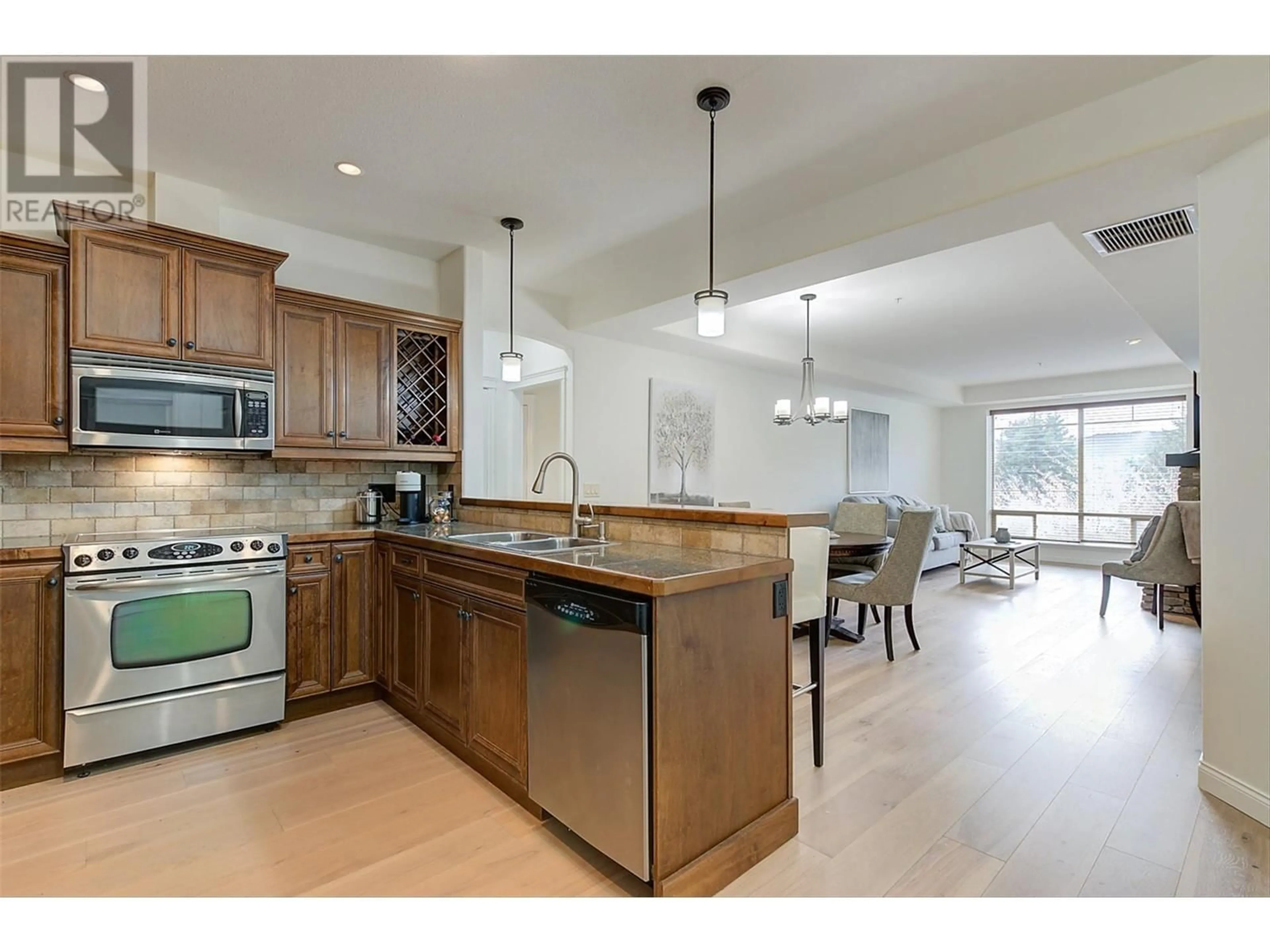 Open concept kitchen for 2770 Auburn Road Unit# 201, West Kelowna British Columbia V4T4C2