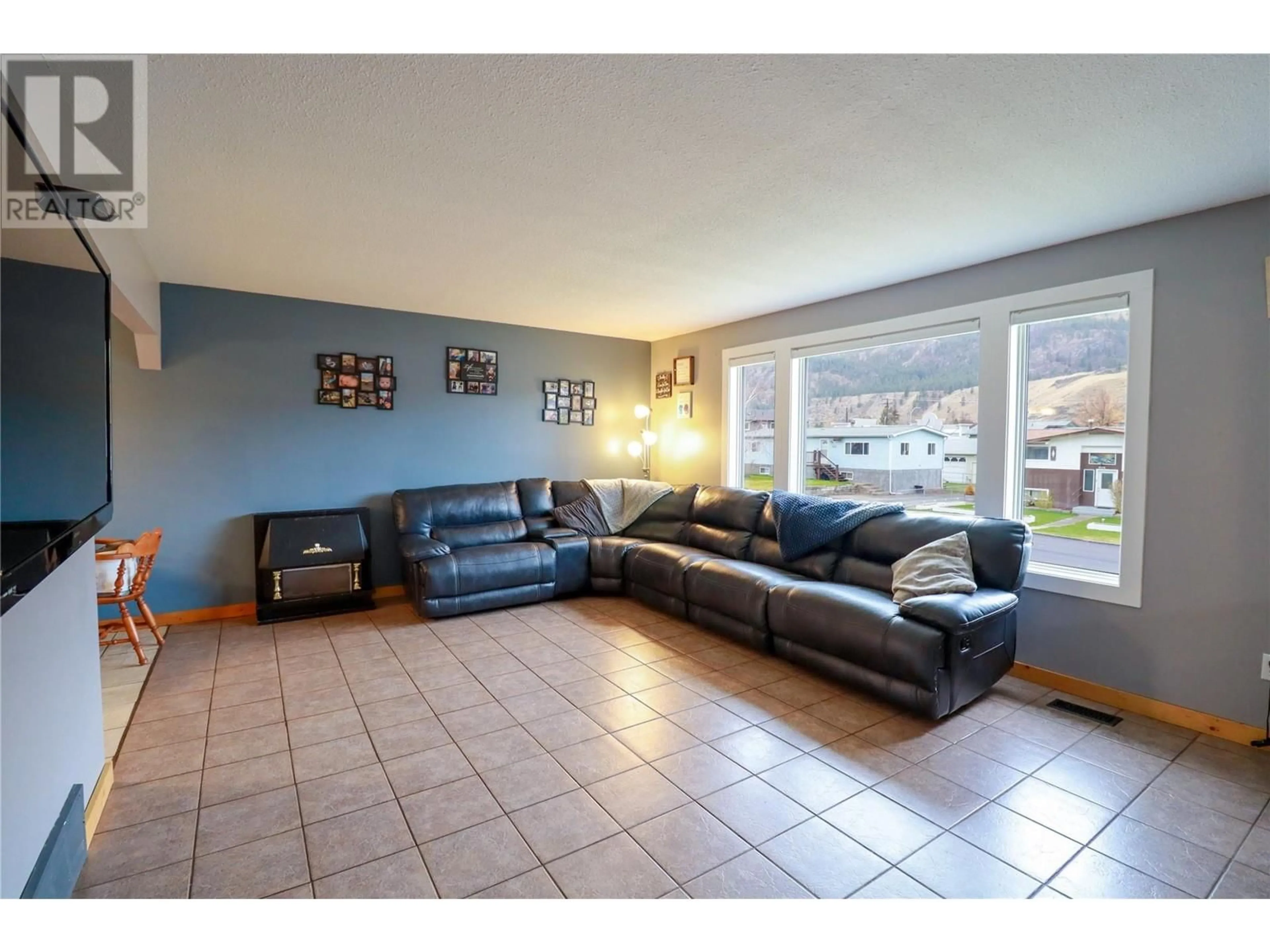 Living room, wood floors for 817 Birch Street, Okanagan Falls British Columbia V0H1R0