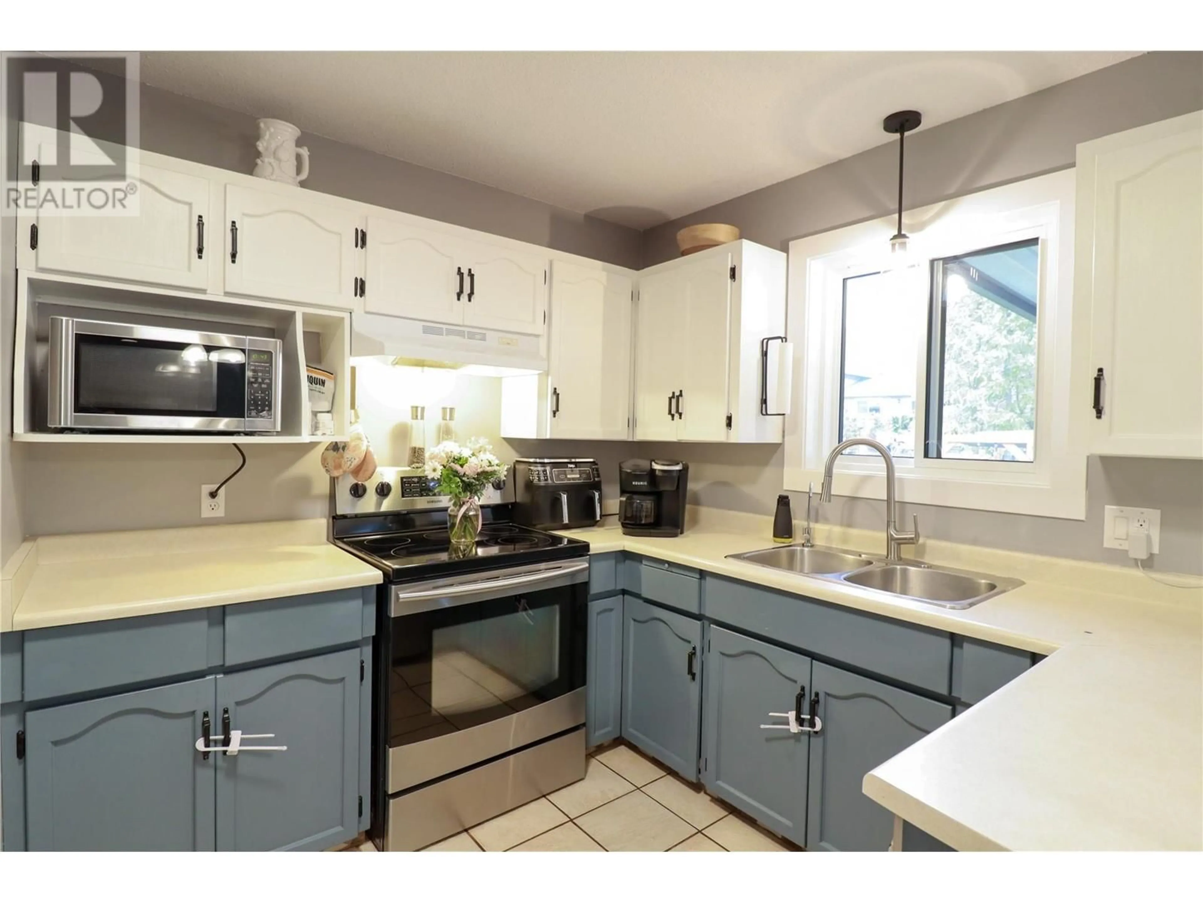 Open concept kitchen for 817 Birch Street, Okanagan Falls British Columbia V0H1R0