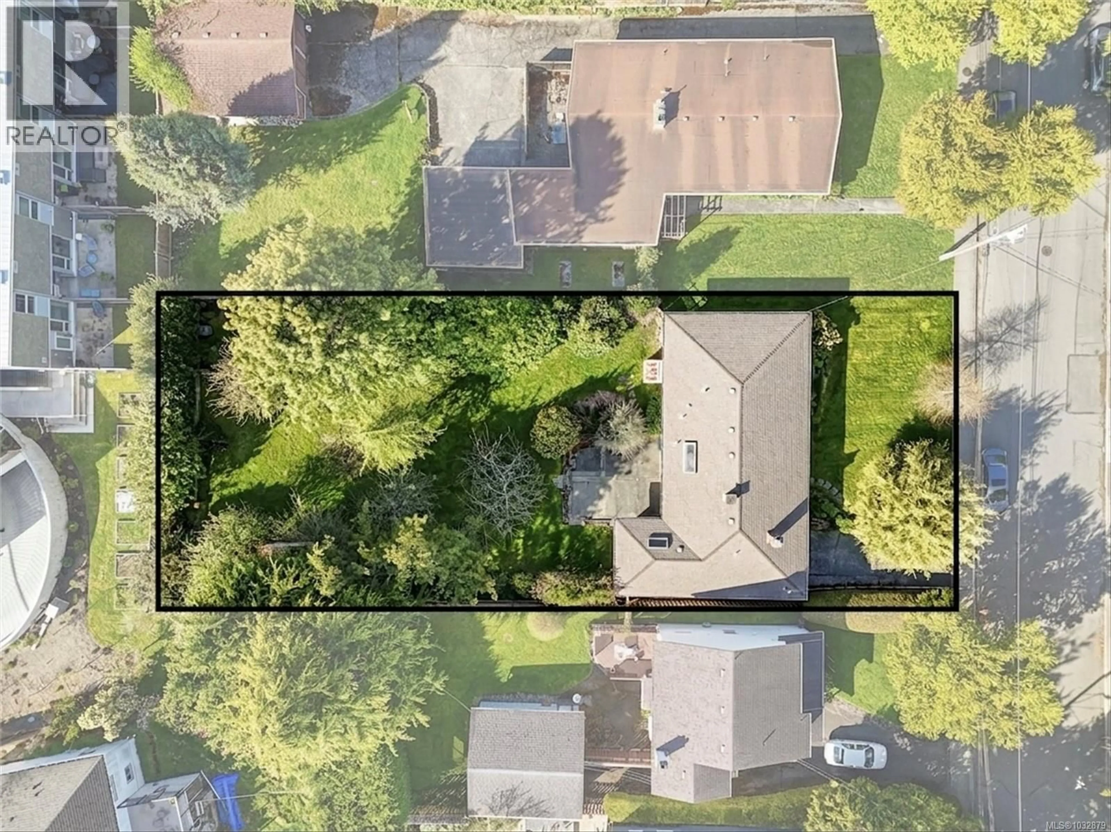 A pic from outside/outdoor area/front of a property/back of a property/a pic from drone, street for 1675 EARLE STREET, Victoria British Columbia V8S1N4