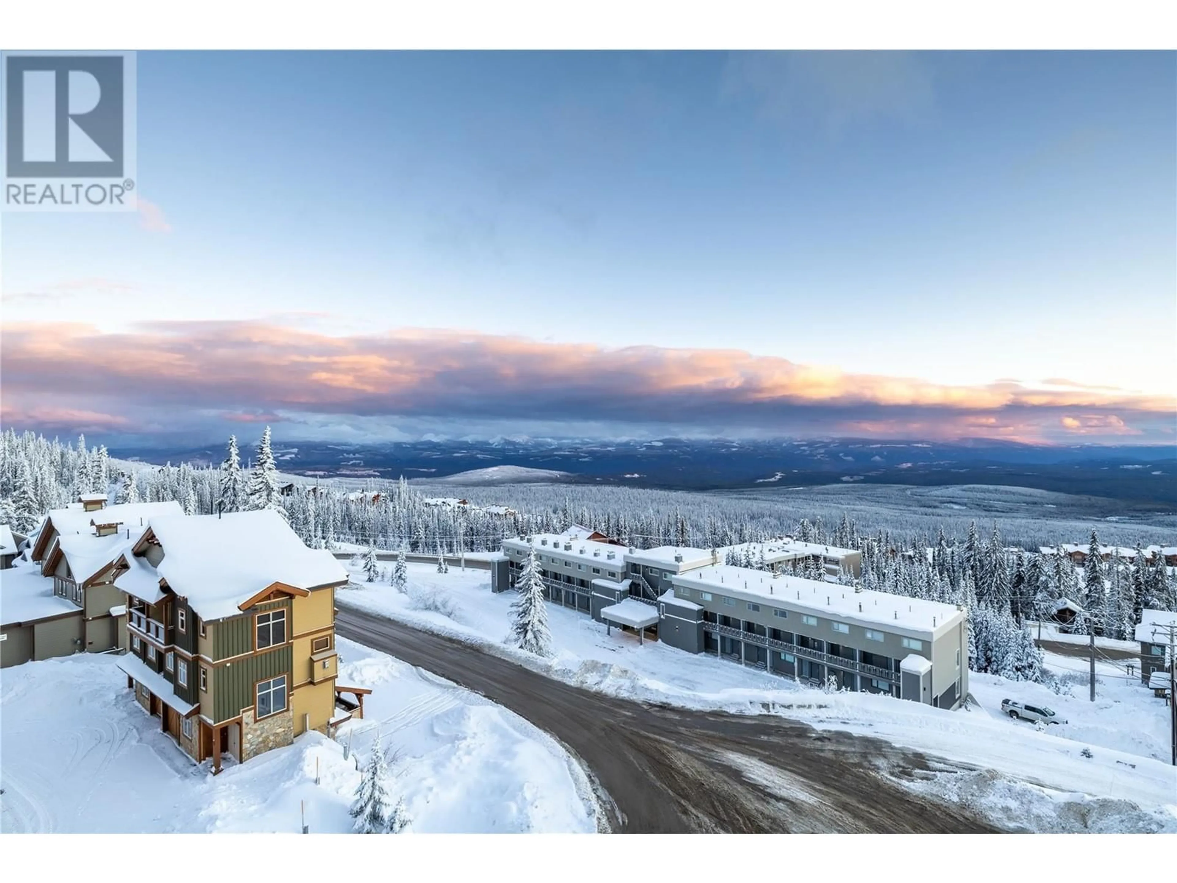 A pic from outside/outdoor area/front of a property/back of a property/a pic from drone, mountain view for 4510 - 7700 PORCUPINE ROAD, Big White British Columbia V1P1P3