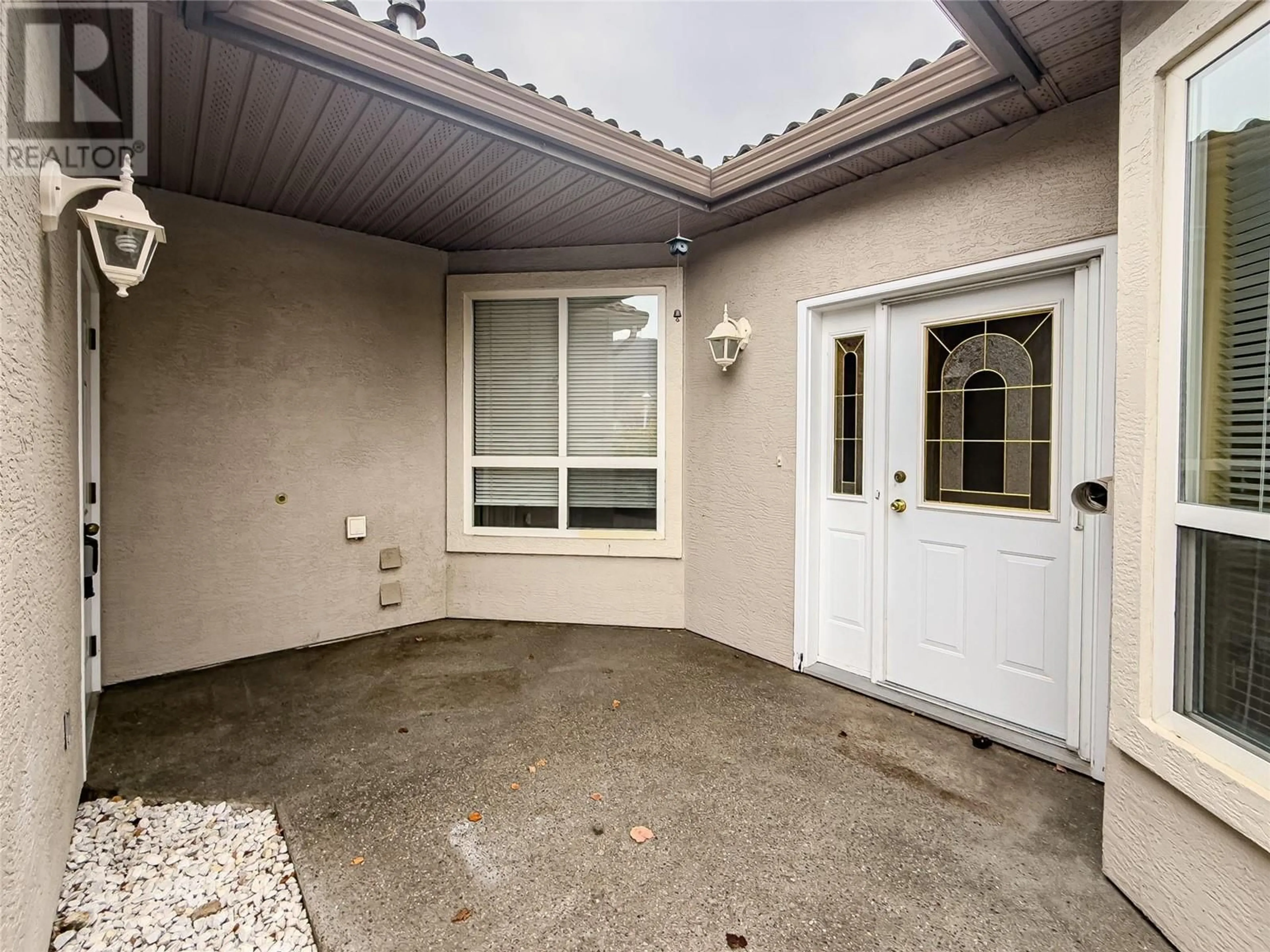 Indoor entryway, cement floor for 650 Harrington Road Unit# 102, Kamloops British Columbia V2B6T7