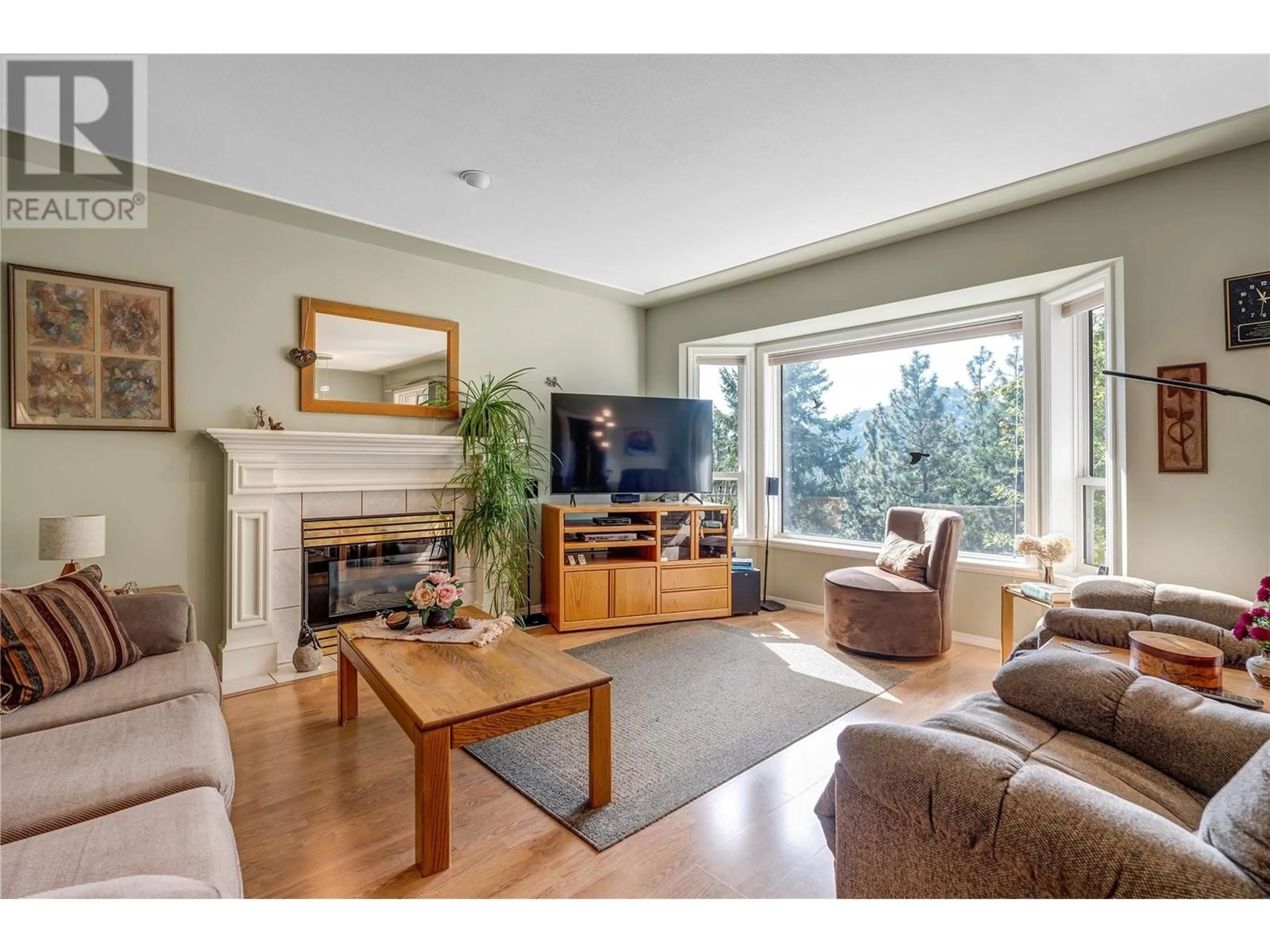 Living room, wood floors for 14483 Sutherland Place, Summerland British Columbia V0H1Z8