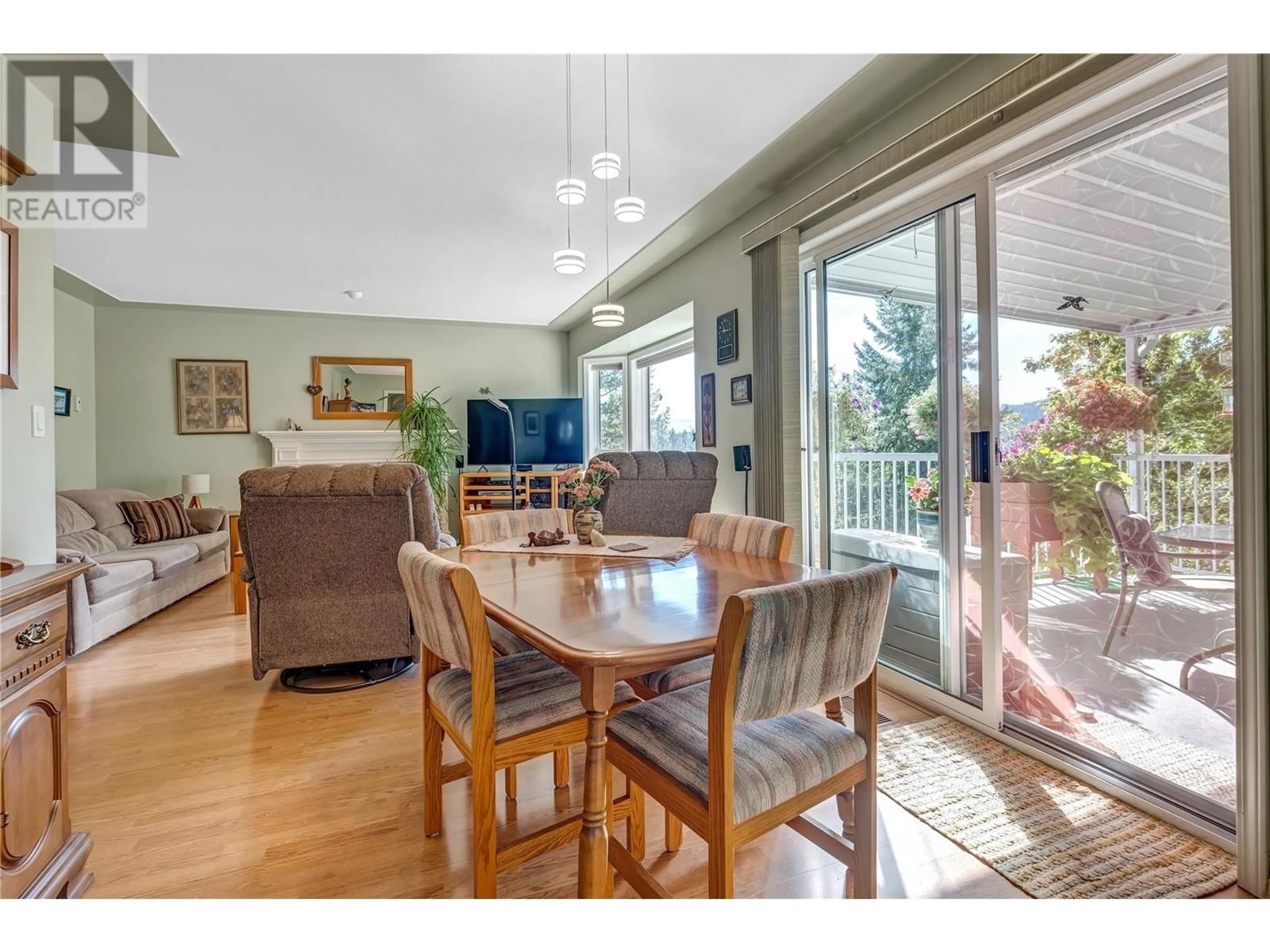 Dining room, wood floors for 14483 Sutherland Place, Summerland British Columbia V0H1Z8