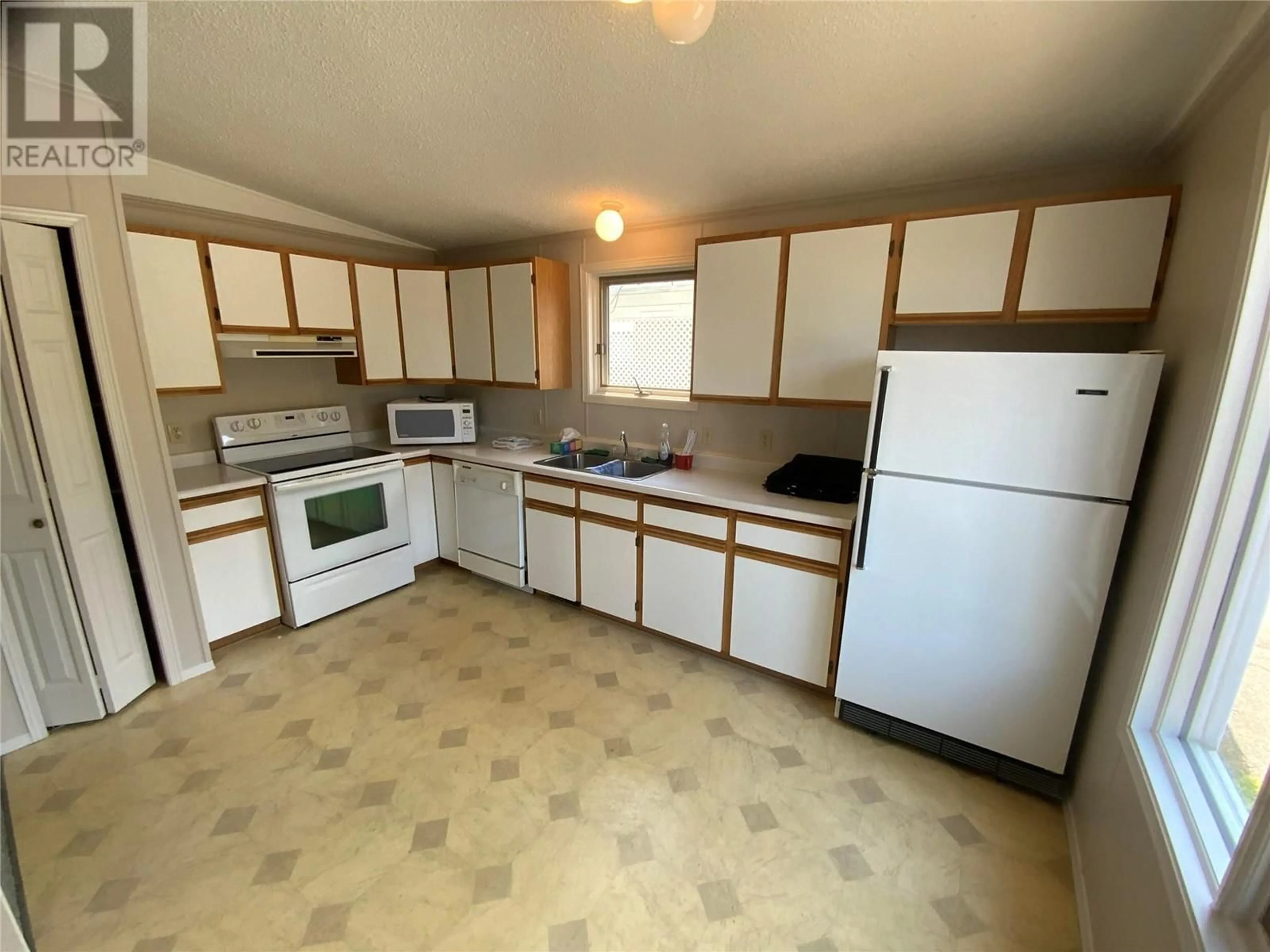 Standard kitchen, unknown floor, cottage for 6677 PARK Drive Unit# 29, Oliver British Columbia V0H1T0