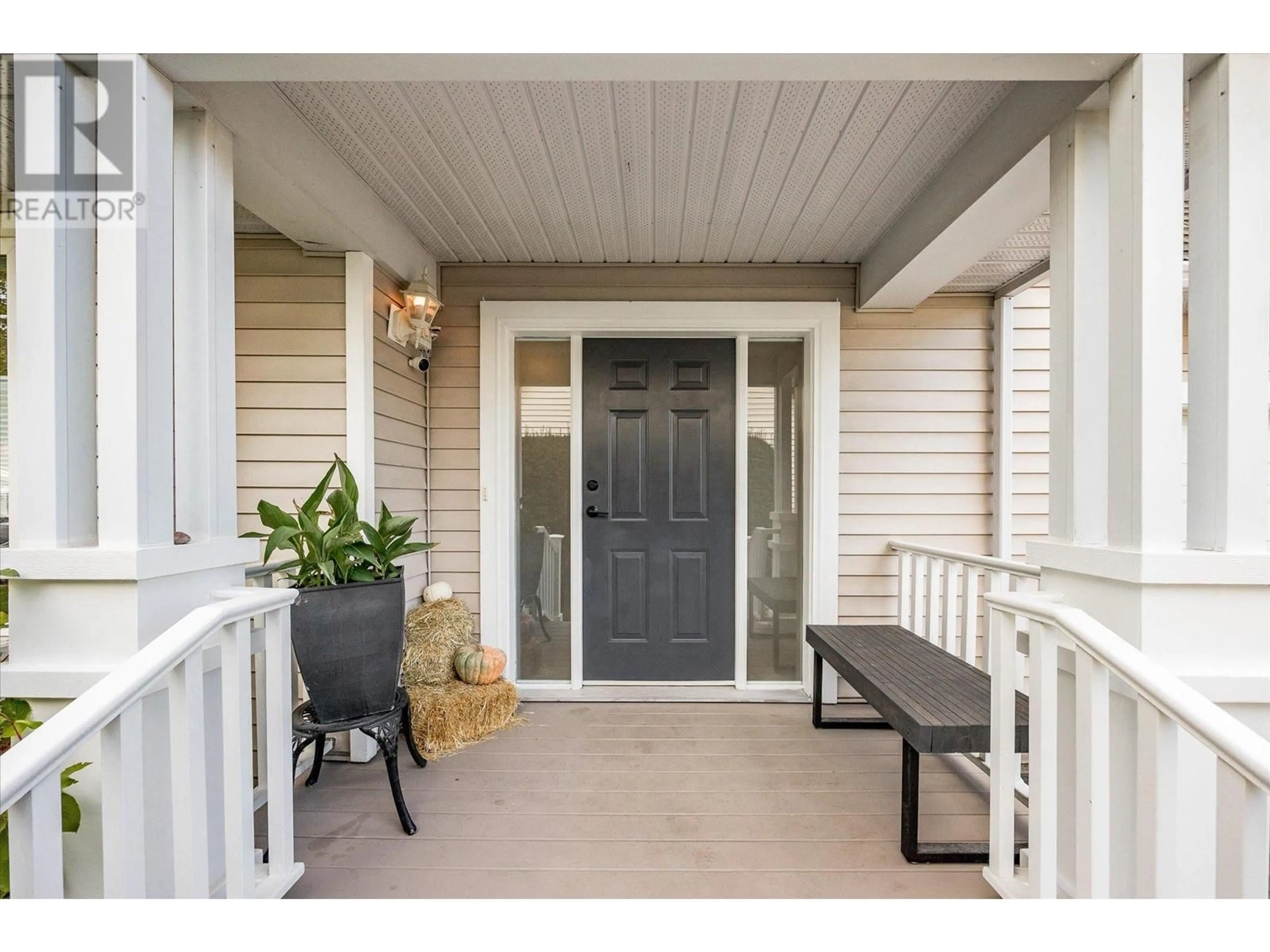 Indoor entryway, wood floors for 665 Cook Road Unit# 391, Kelowna British Columbia V1W4T4