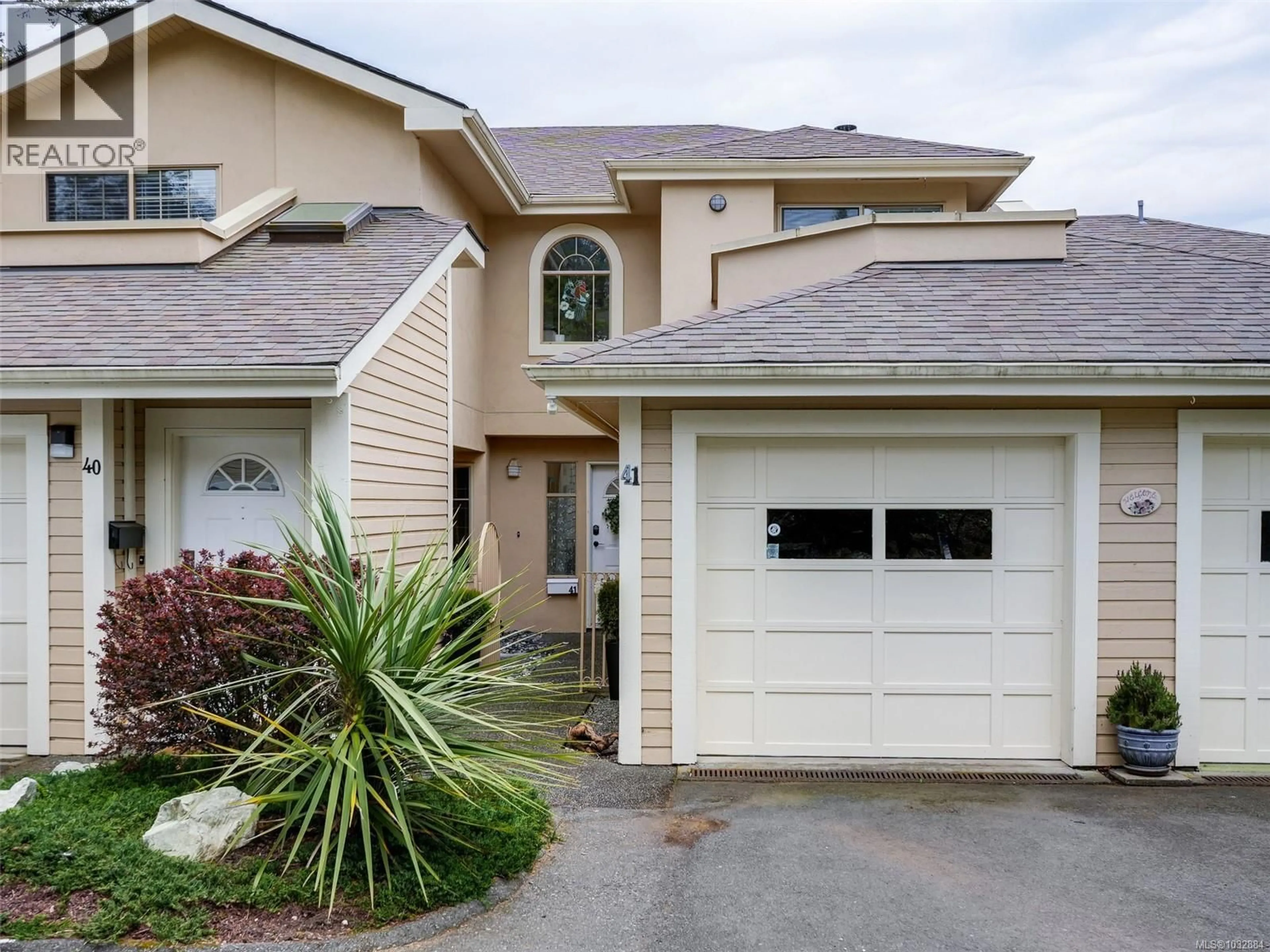 Home with vinyl exterior material, street for 41 - 909 ADMIRALS ROAD, Esquimalt British Columbia V9A2P1