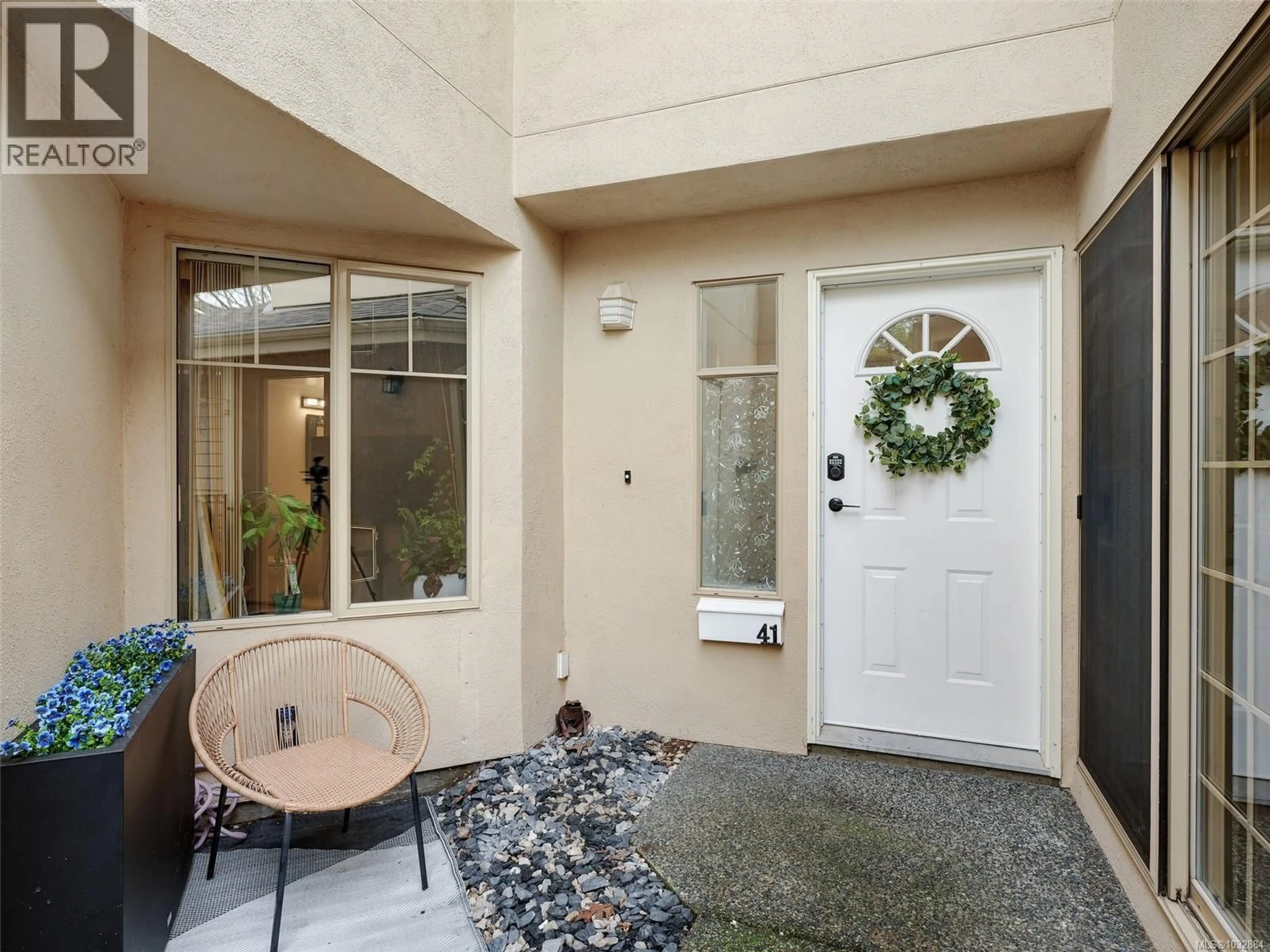 Indoor entryway for 41 - 909 ADMIRALS ROAD, Esquimalt British Columbia V9A2P1
