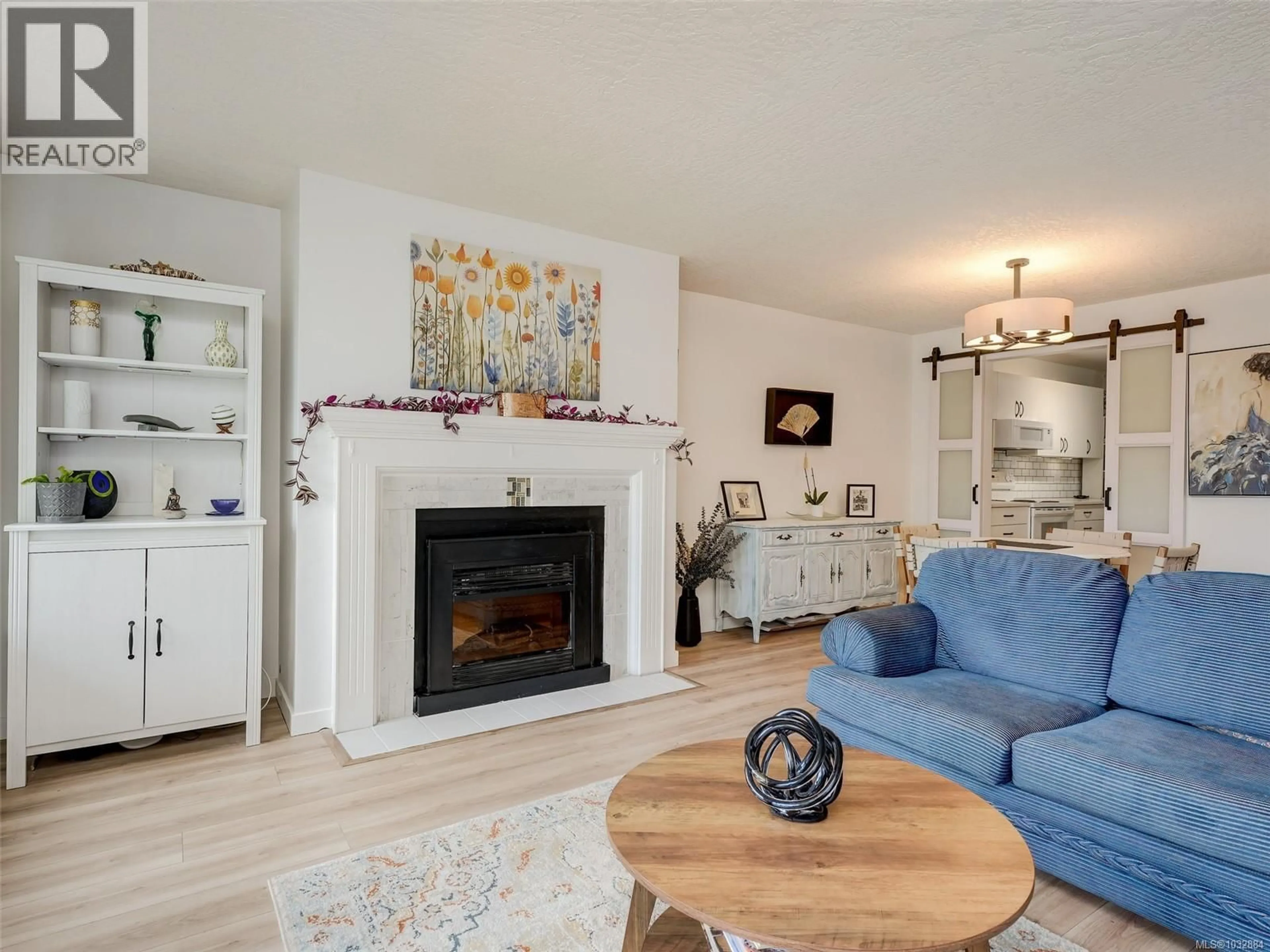 Living room with furniture, wood/laminate floor for 41 - 909 ADMIRALS ROAD, Esquimalt British Columbia V9A2P1