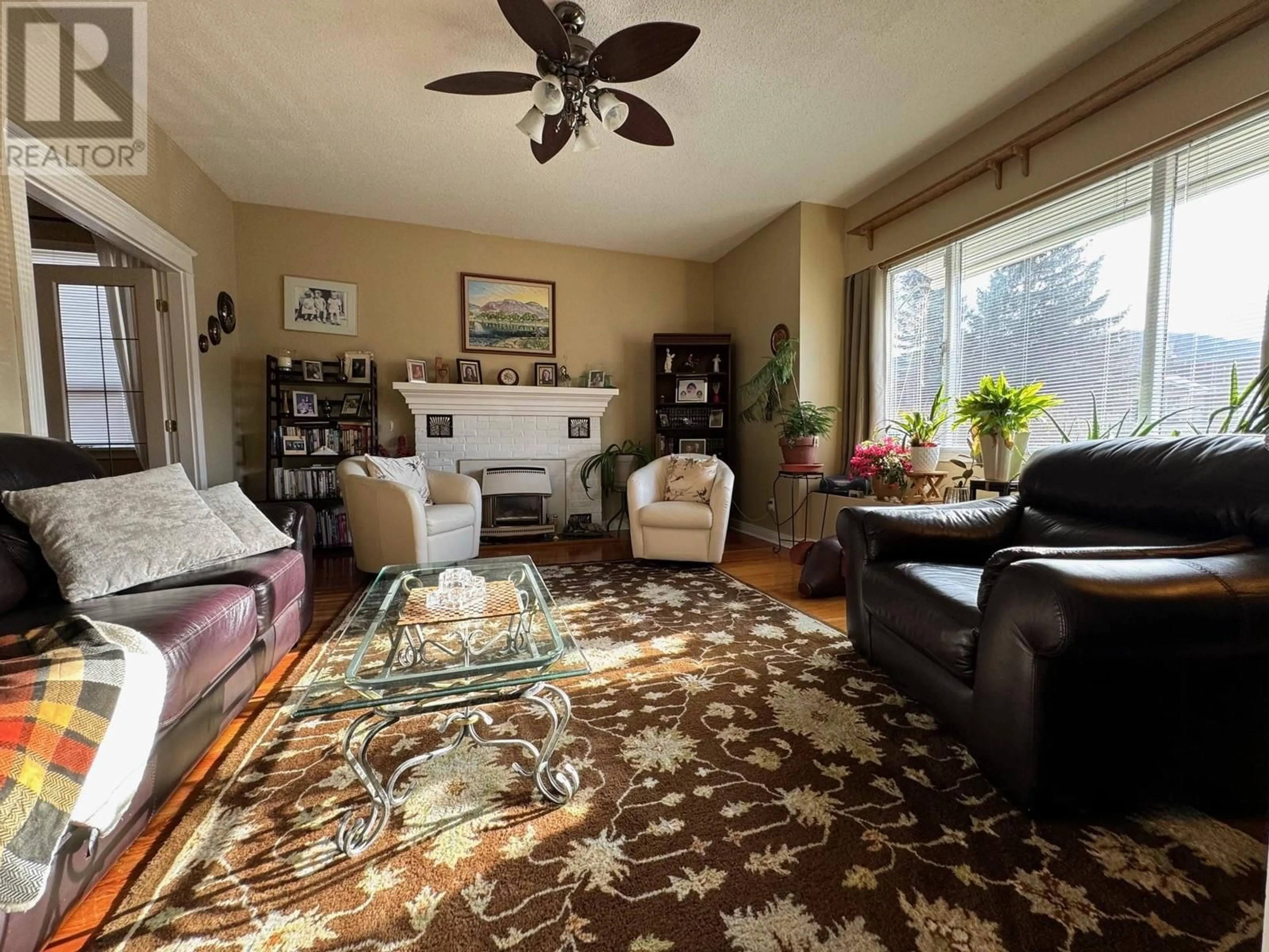 Living room, carpet floors for 2125 Granite Avenue, Merritt British Columbia V1K1B8