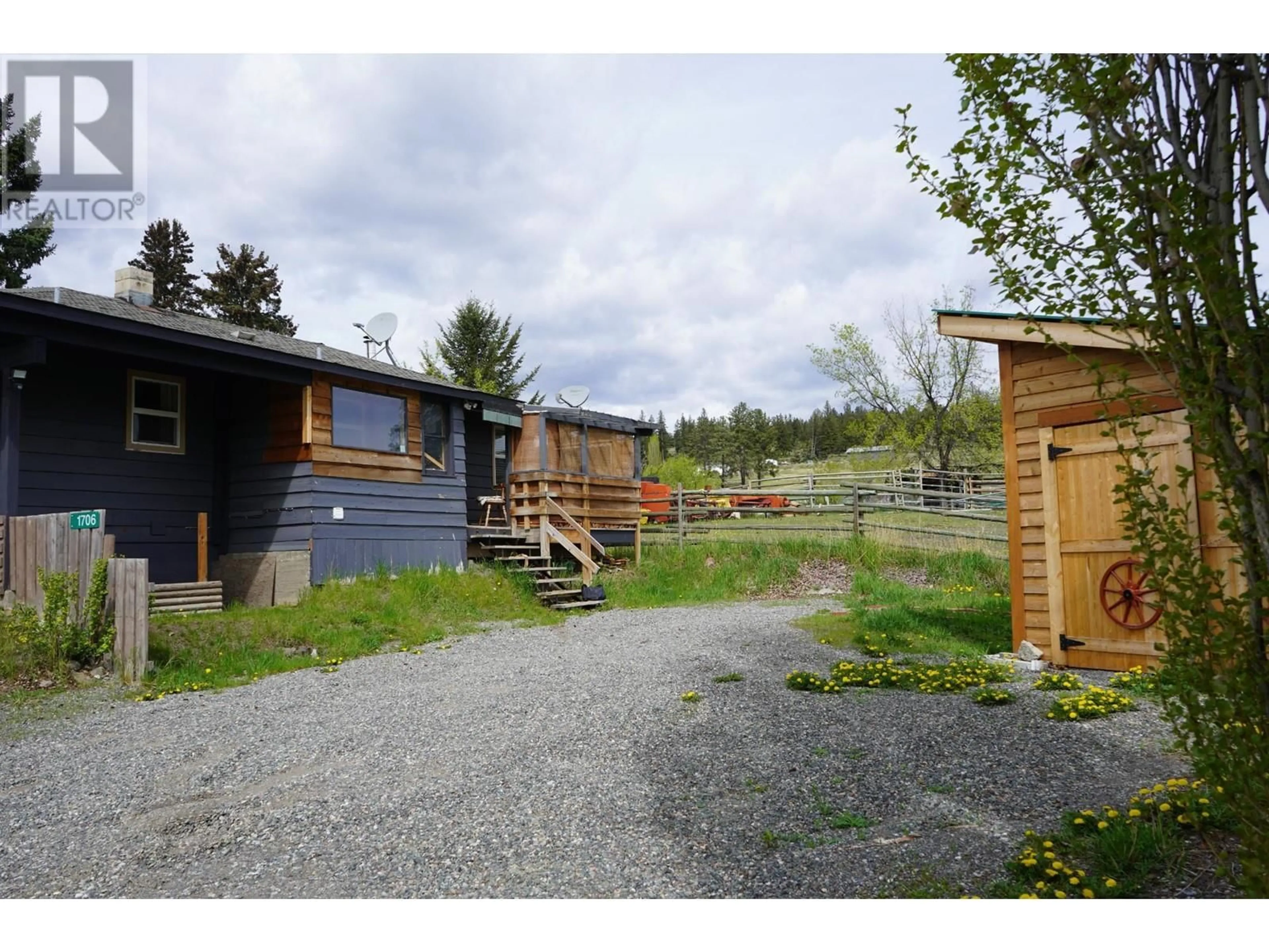 Patio, cottage for 1706 Frontage Road, Clinton British Columbia V0K1K0