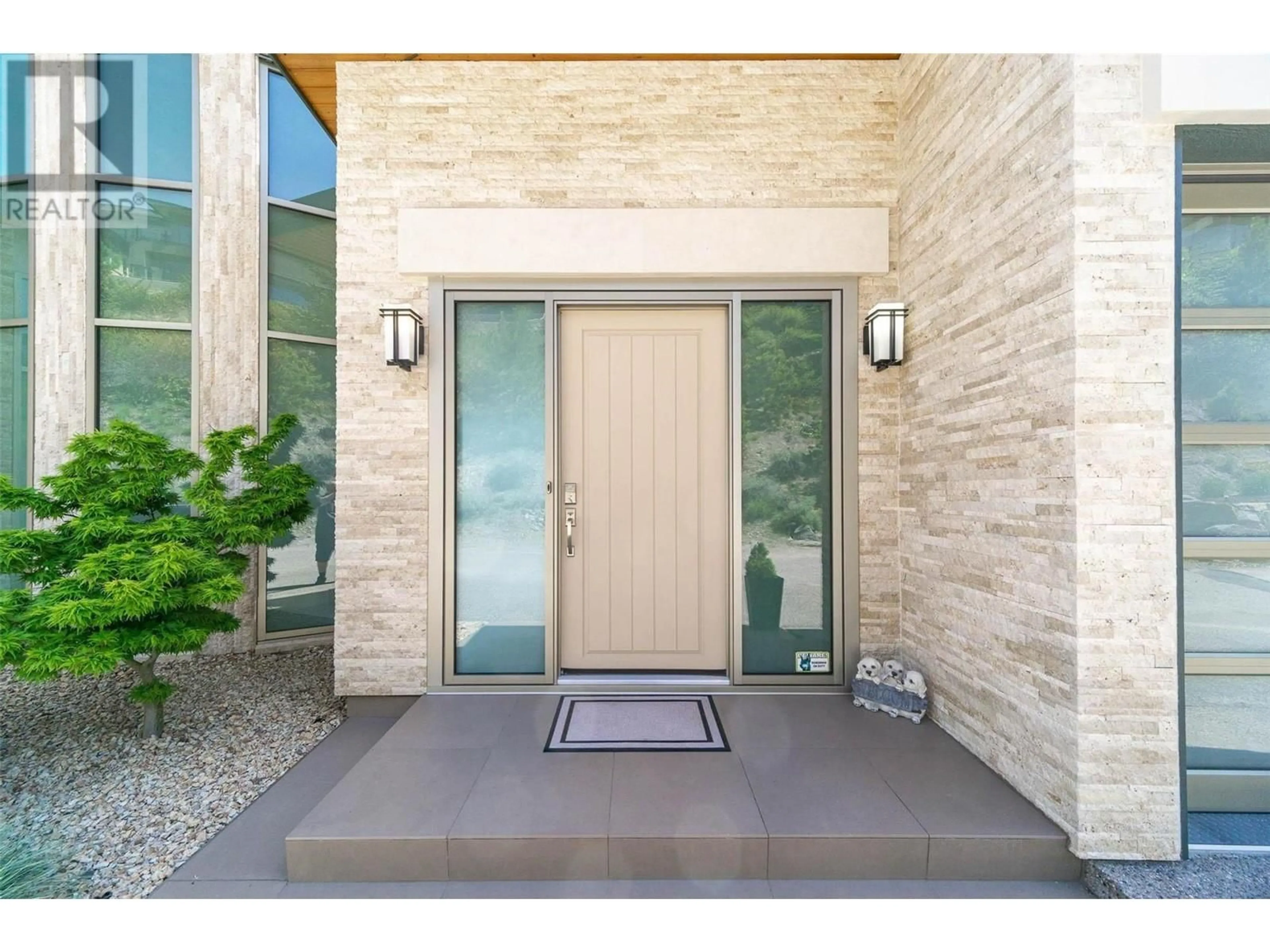 Indoor entryway, ceramic floors for 1737 Scott Crescent, West Kelowna British Columbia V1Z4B8