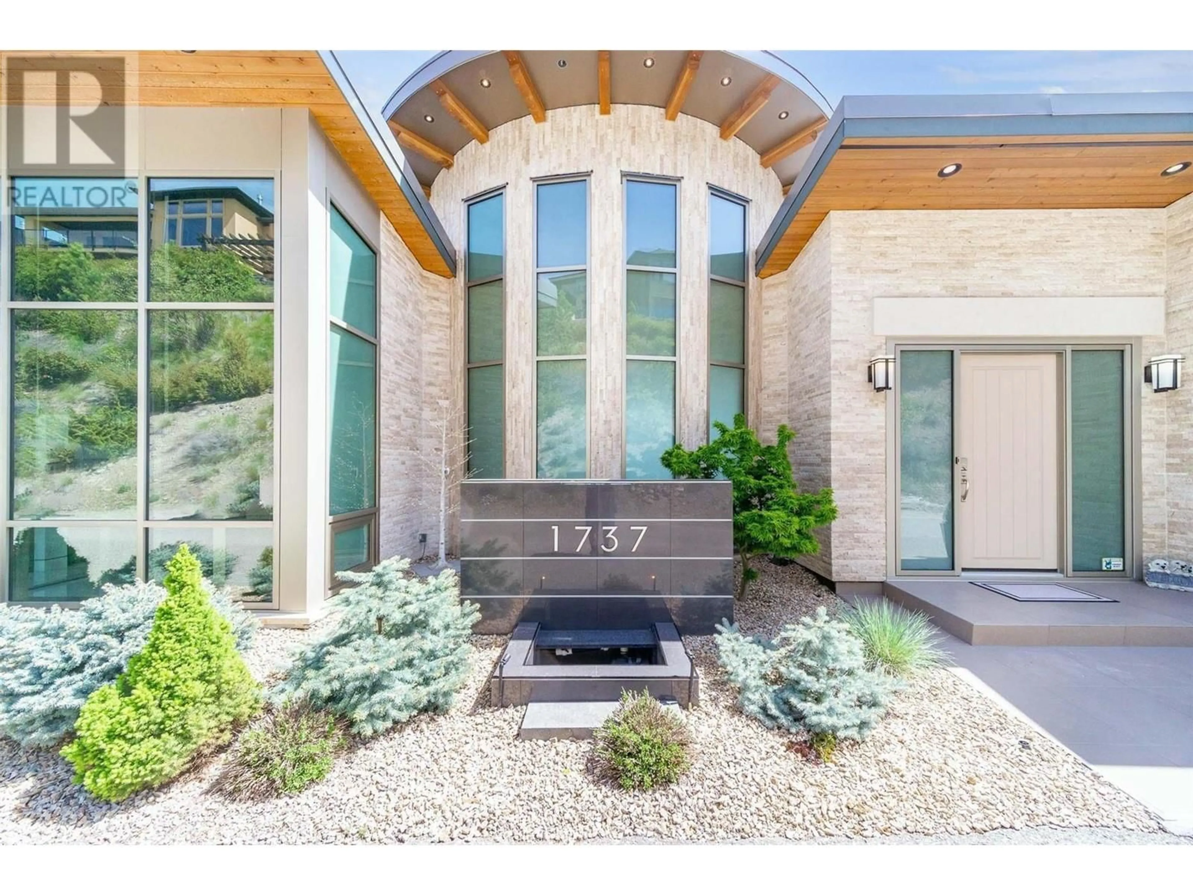 Indoor entryway, wood floors for 1737 Scott Crescent, West Kelowna British Columbia V1Z4B8