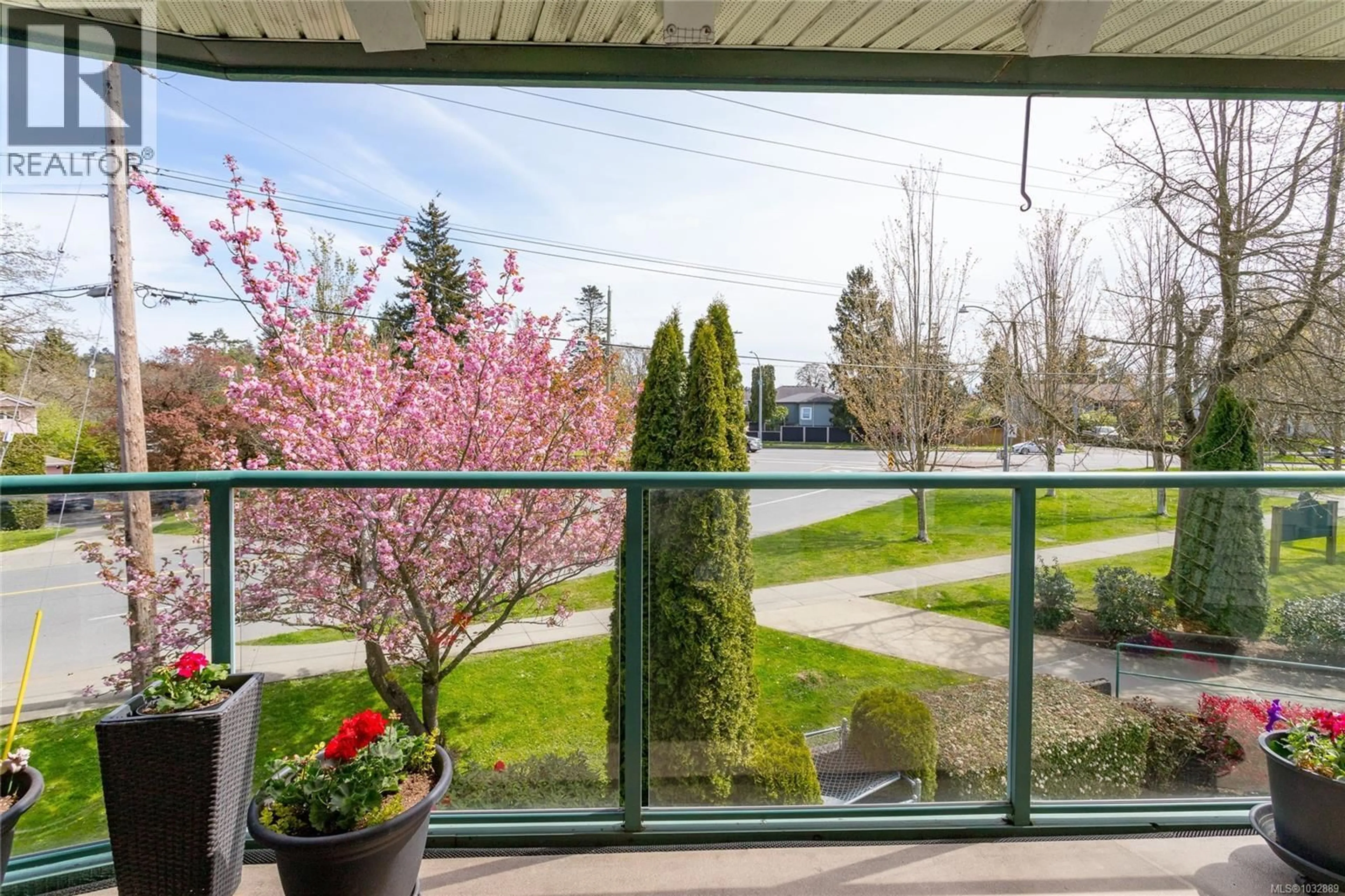 Patio, water/lake/river/ocean view for 303 - 899 DARWIN AVENUE, Saanich British Columbia V8X2X7