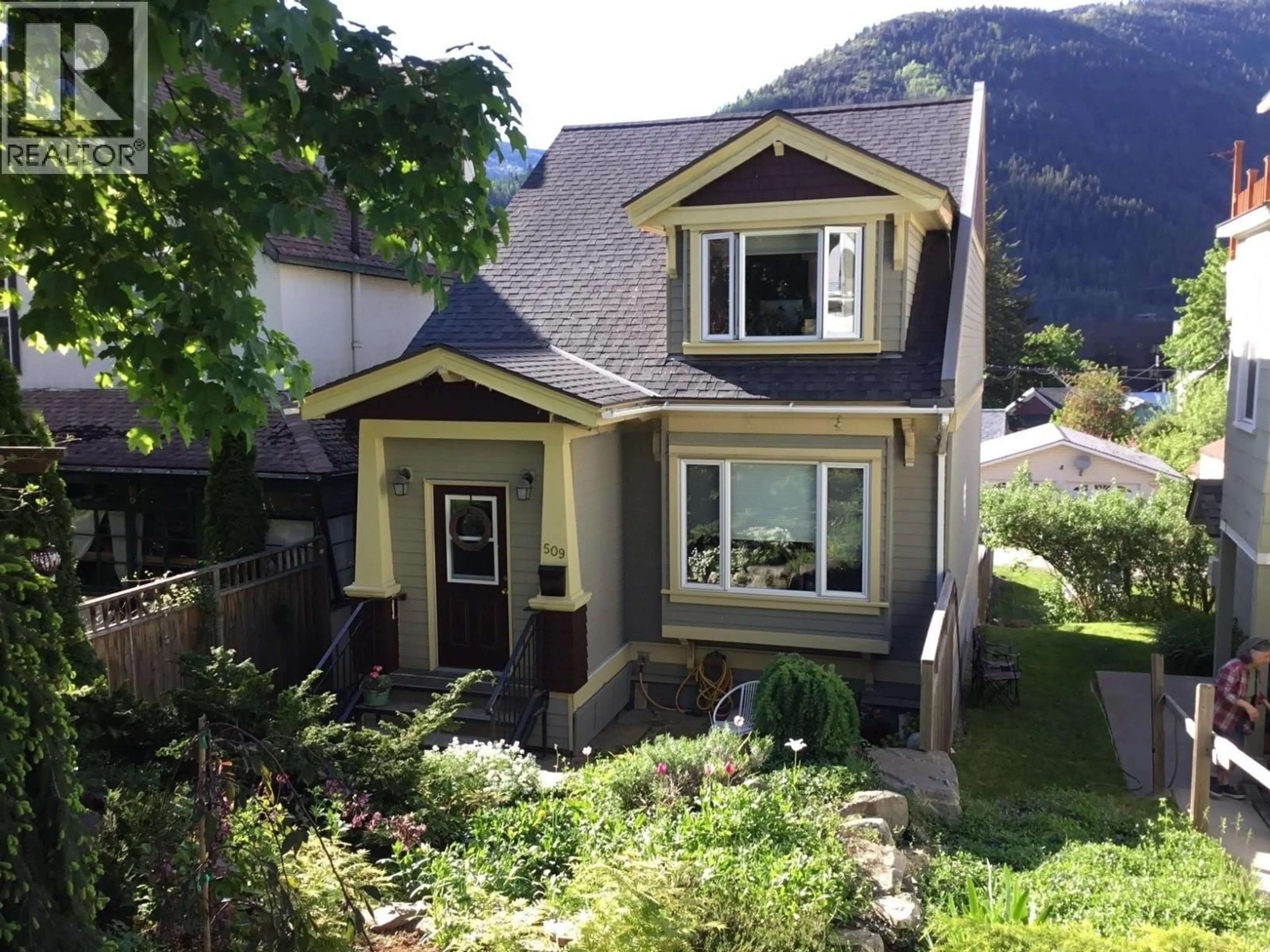 A pic from outside/outdoor area/front of a property/back of a property/a pic from drone, mountain view for 509 CARBONATE STREET, Nelson British Columbia V1L4P4
