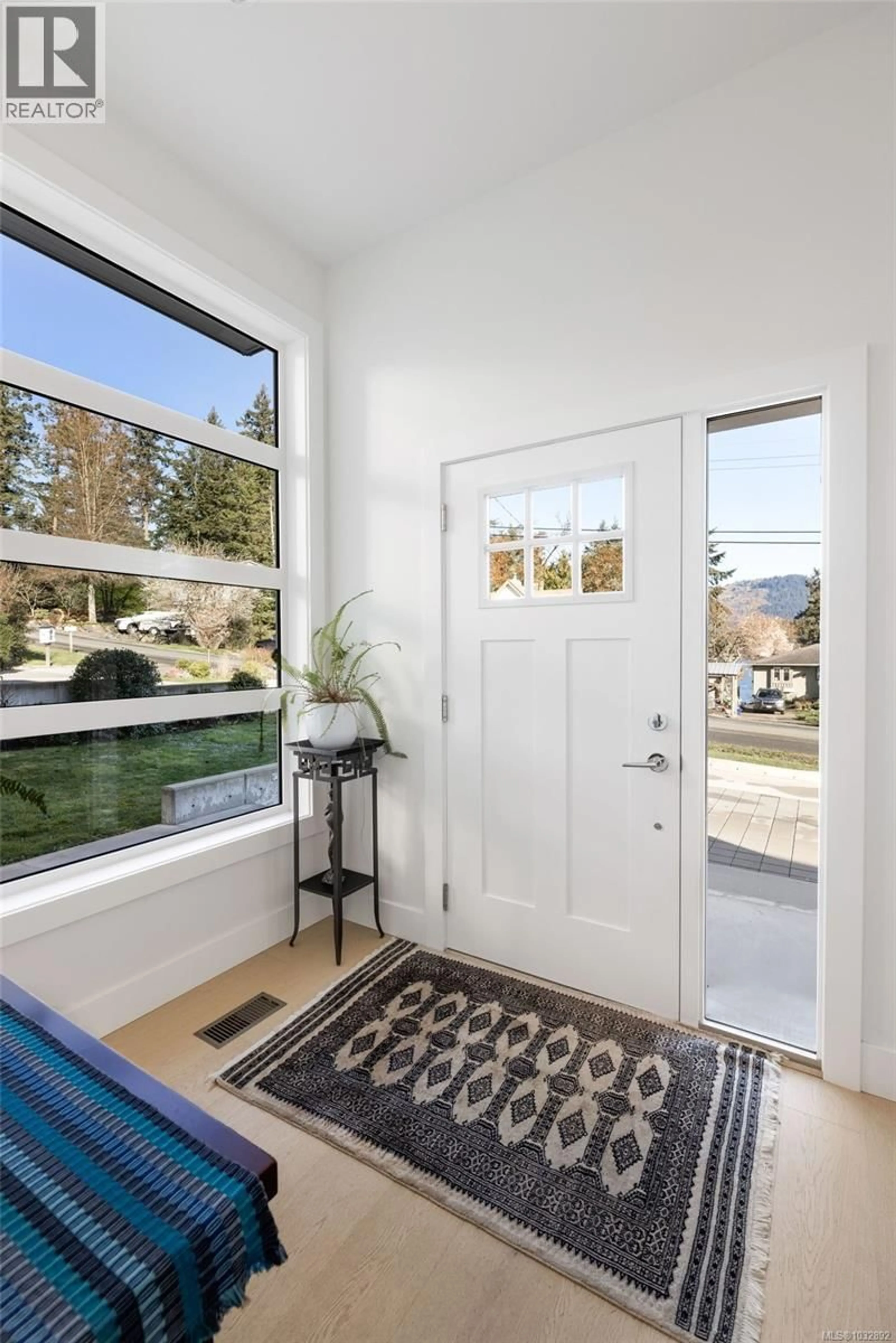Indoor entryway for 10965 MADRONA DRIVE, North Saanich British Columbia V8L5R7