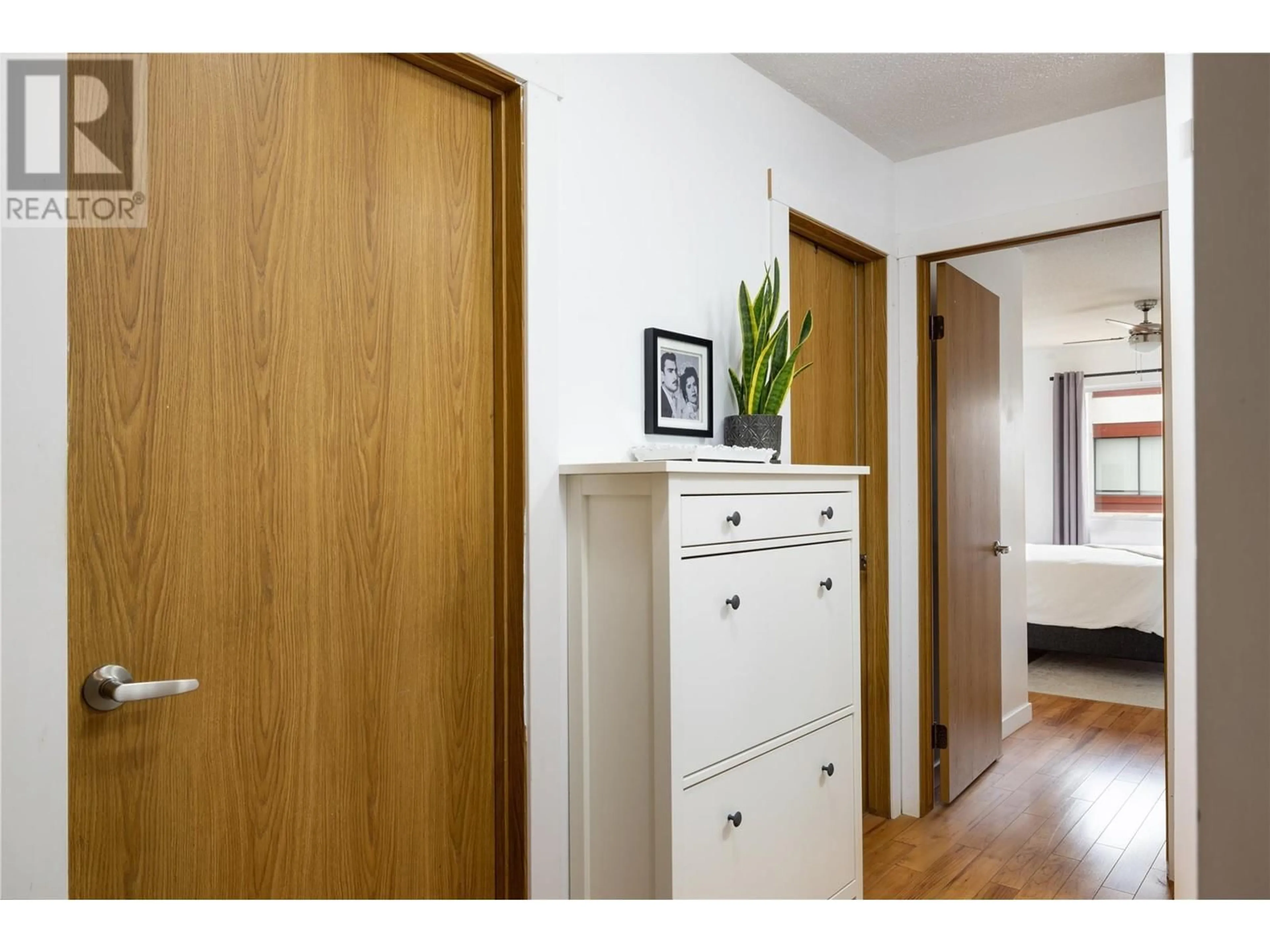 Indoor entryway, wood floors for 2085 Gordon Drive Unit# 312, Kelowna British Columbia V1Y8S1