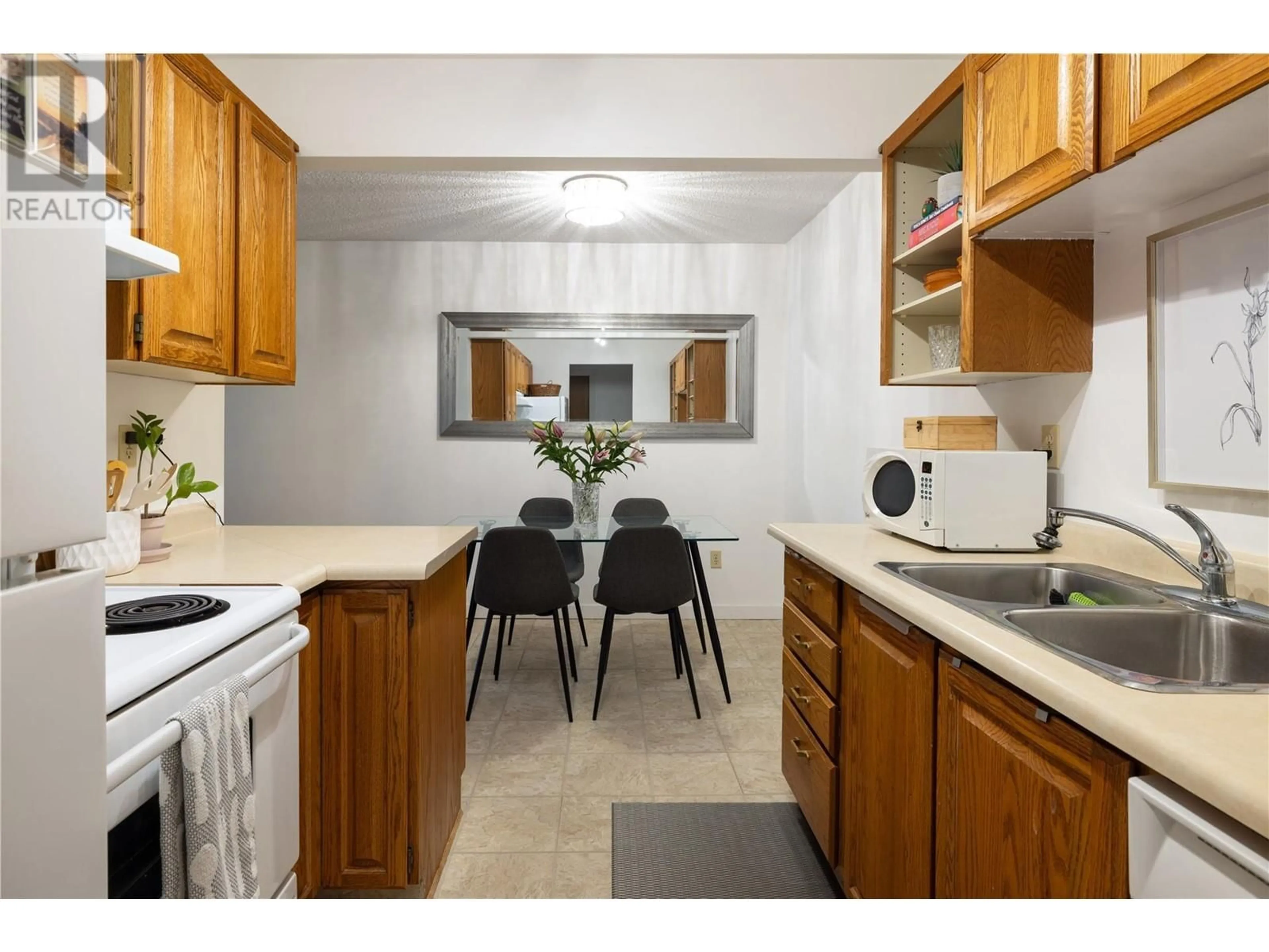 Standard kitchen for 2085 Gordon Drive Unit# 312, Kelowna British Columbia V1Y8S1