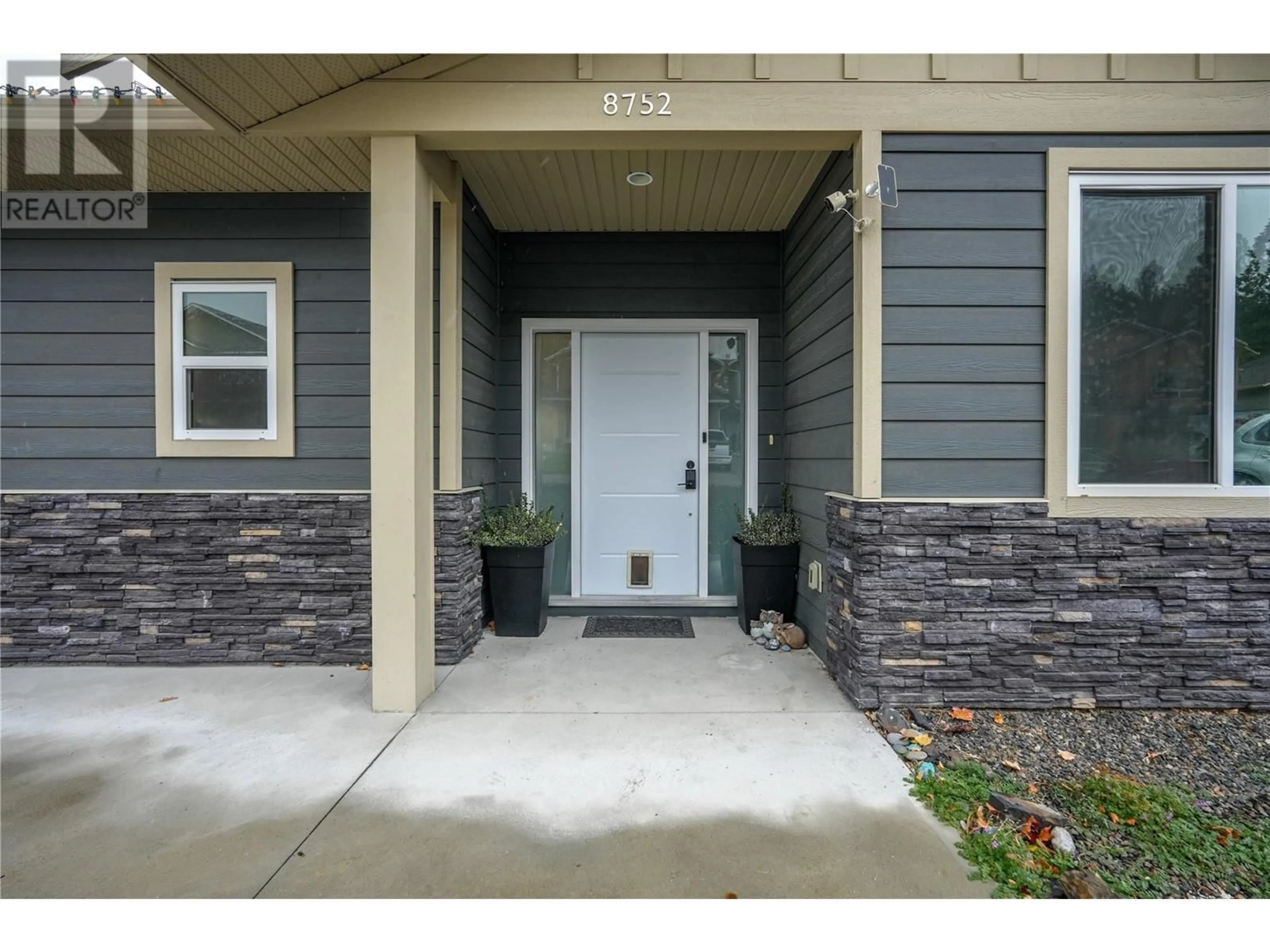 Indoor entryway, cement floor for 8752 Palmer Place, Summerland British Columbia V0H1Z2