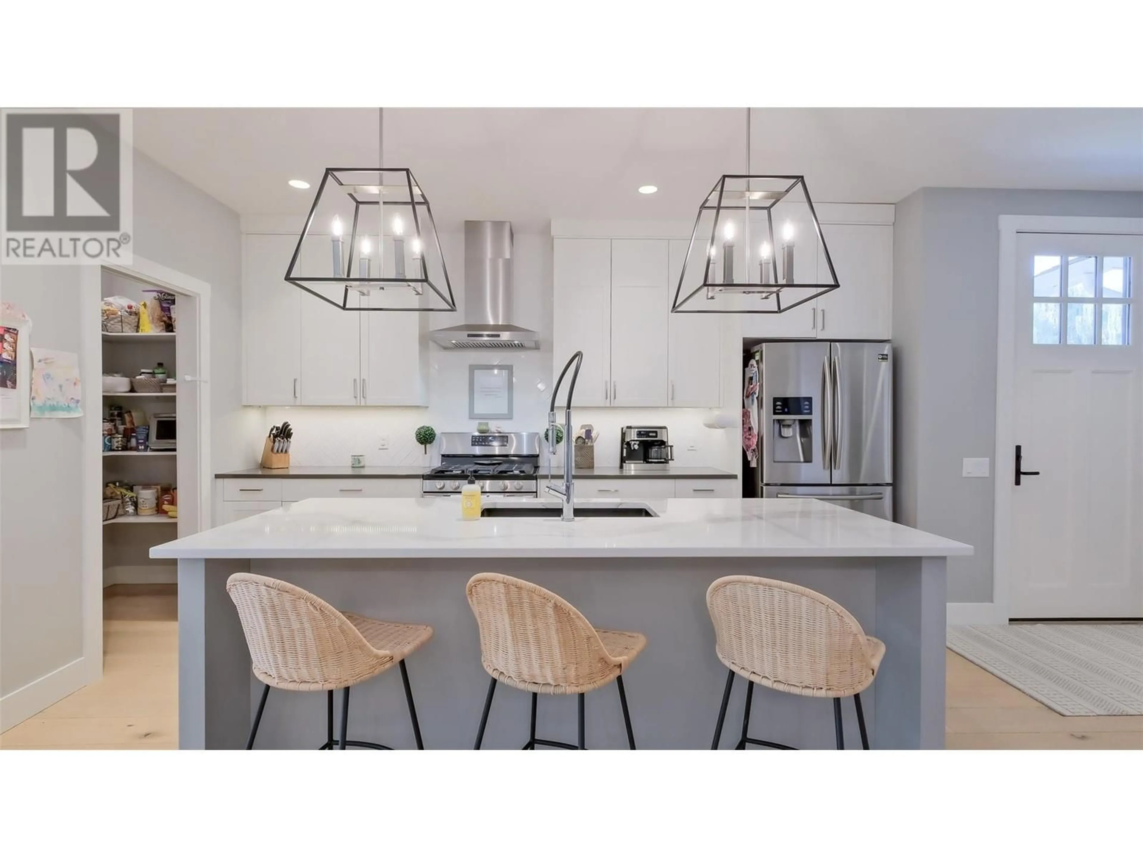Contemporary kitchen, unknown for 11 - 1940 KLO ROAD, Kelowna British Columbia V1W2H6