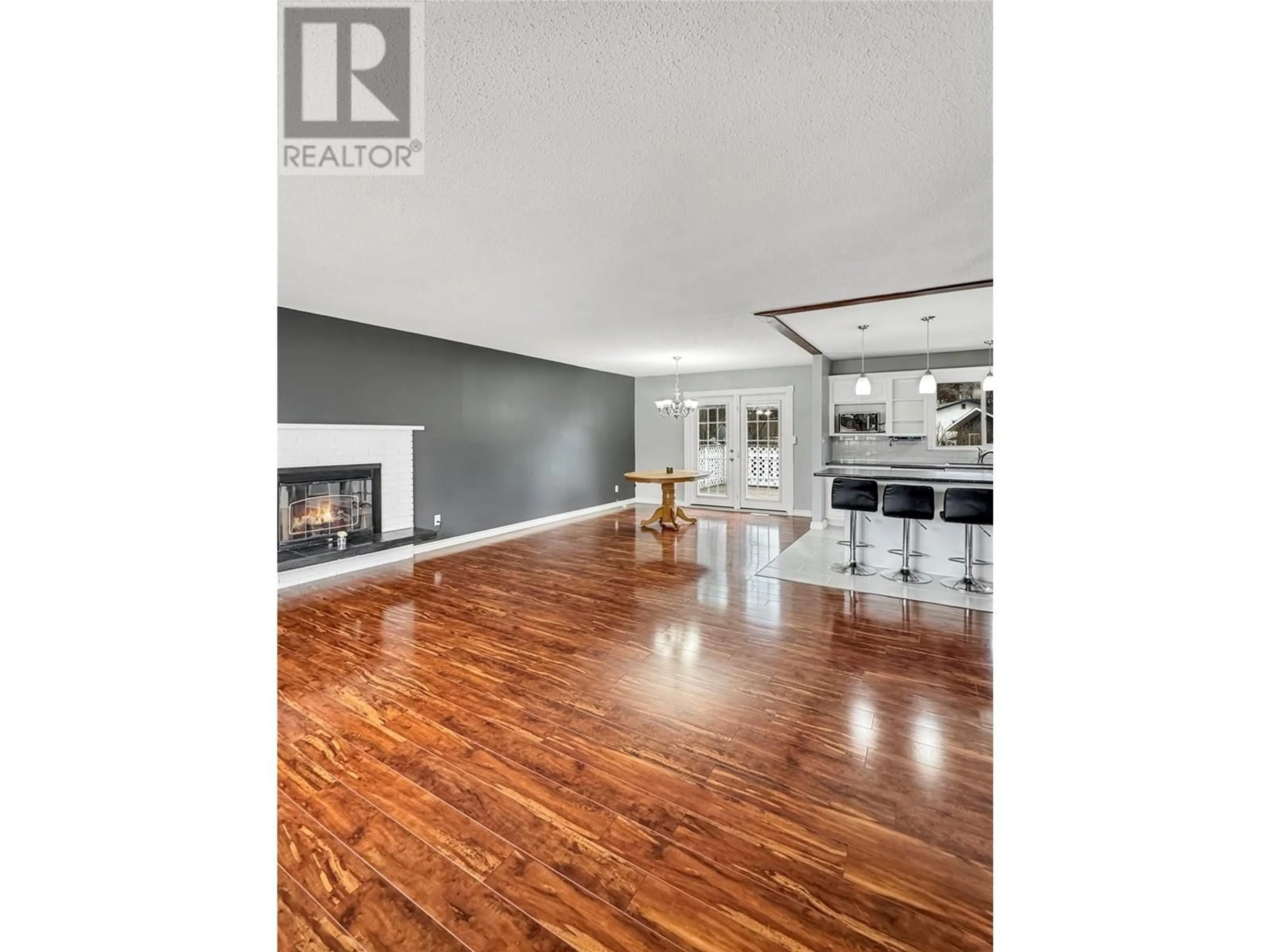 Open concept kitchen, wood/laminate floor for 19 21ST AVENUE SOUTH, Cranbrook British Columbia V1C3H2