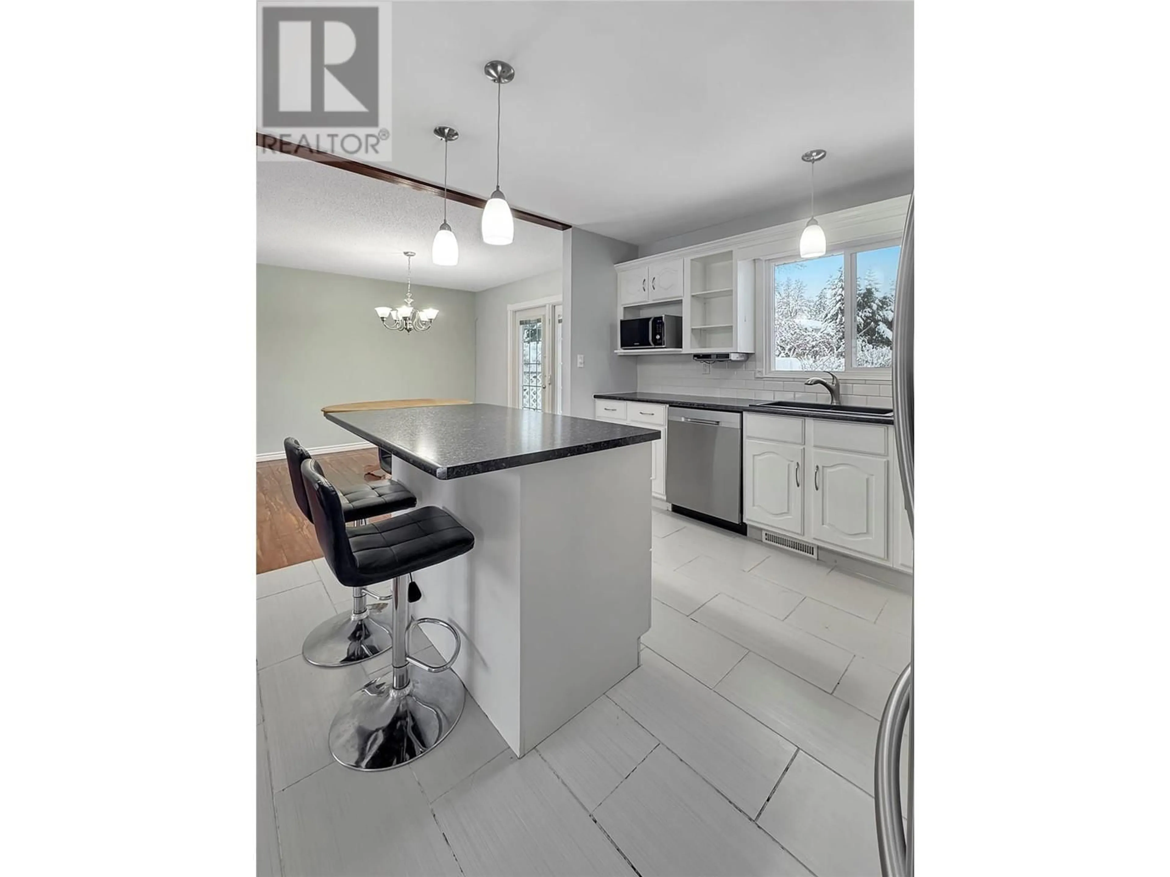 Open concept kitchen, unknown for 19 21ST Avenue S, Cranbrook British Columbia V1C3H2