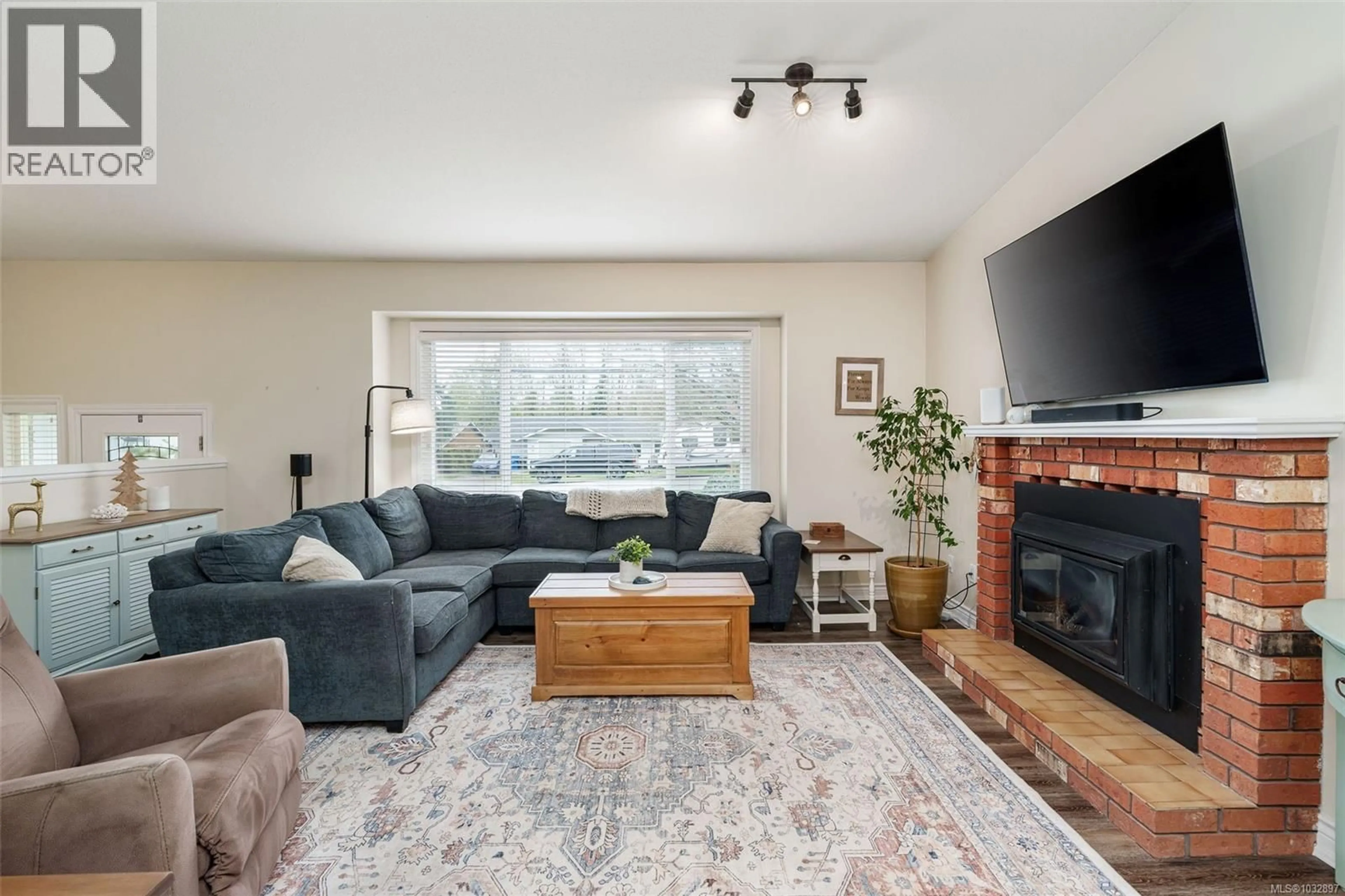 Living room with furniture, wood/laminate floor for 4510 WOODWINDS CRESCENT, Nanaimo British Columbia V9T5K2