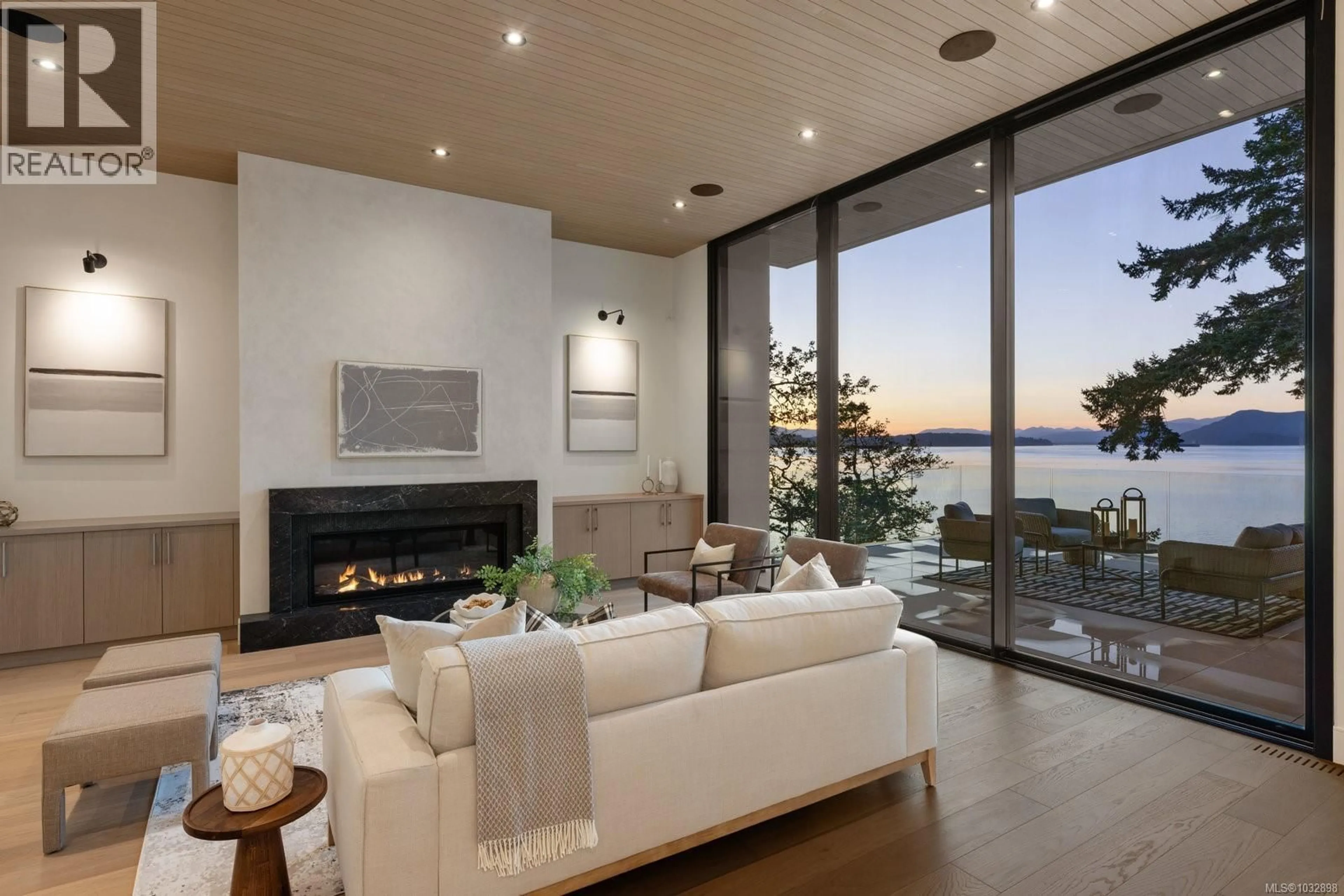 Living room with furniture, unknown for 418 LANDS END ROAD, North Saanich British Columbia V8L5L9