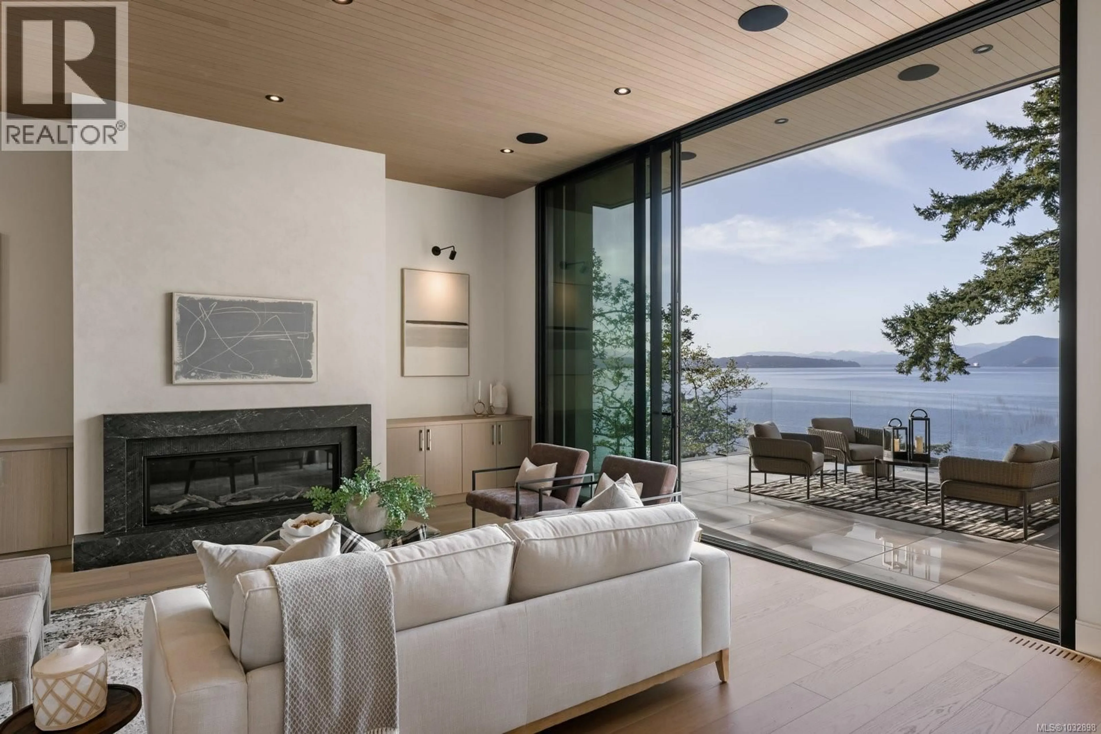 Living room with furniture, unknown for 418 LANDS END ROAD, North Saanich British Columbia V8L5L9