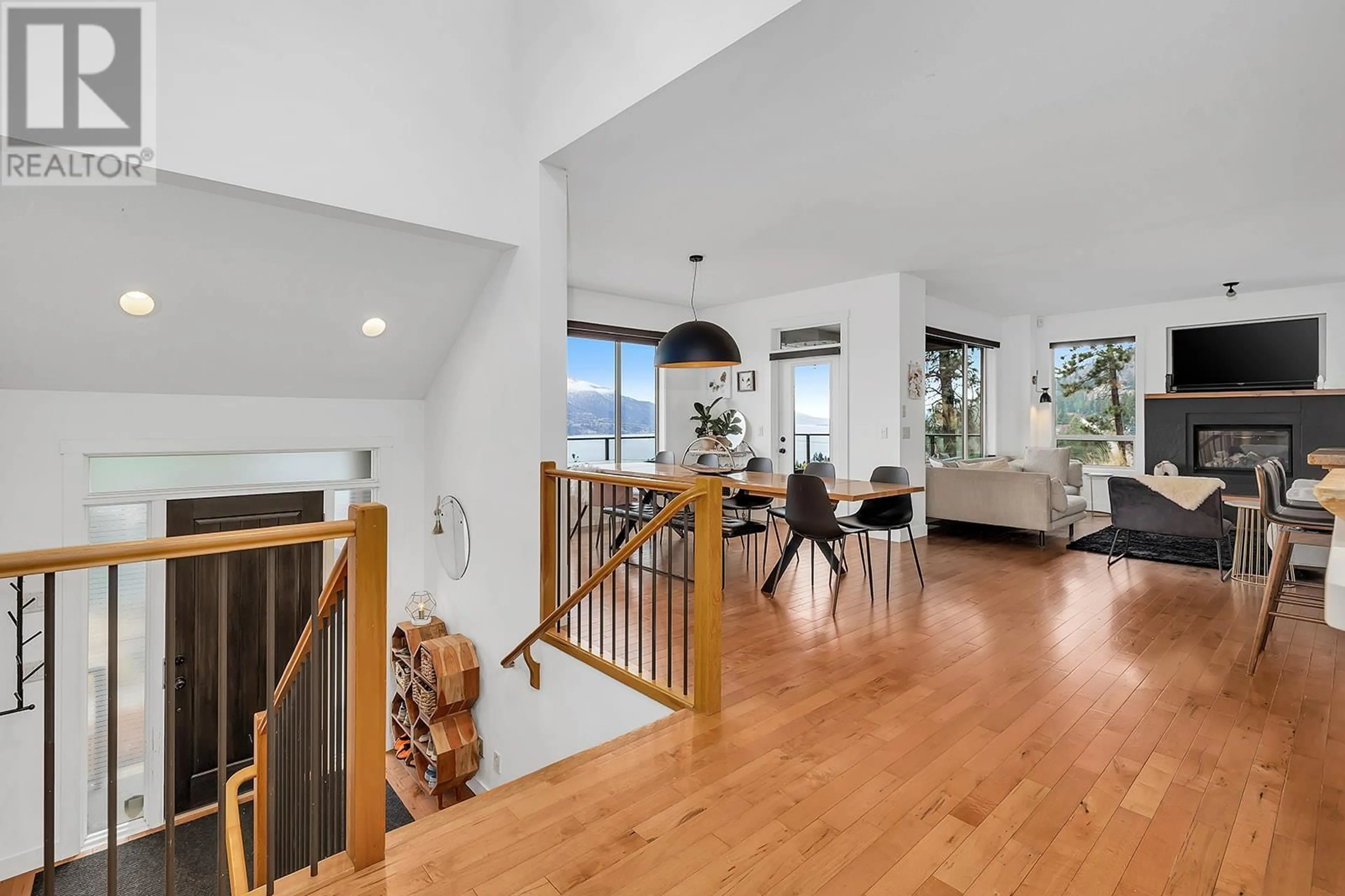 Indoor foyer, wood floors for 159 Clifton Road N, Kelowna British Columbia V1V1A2