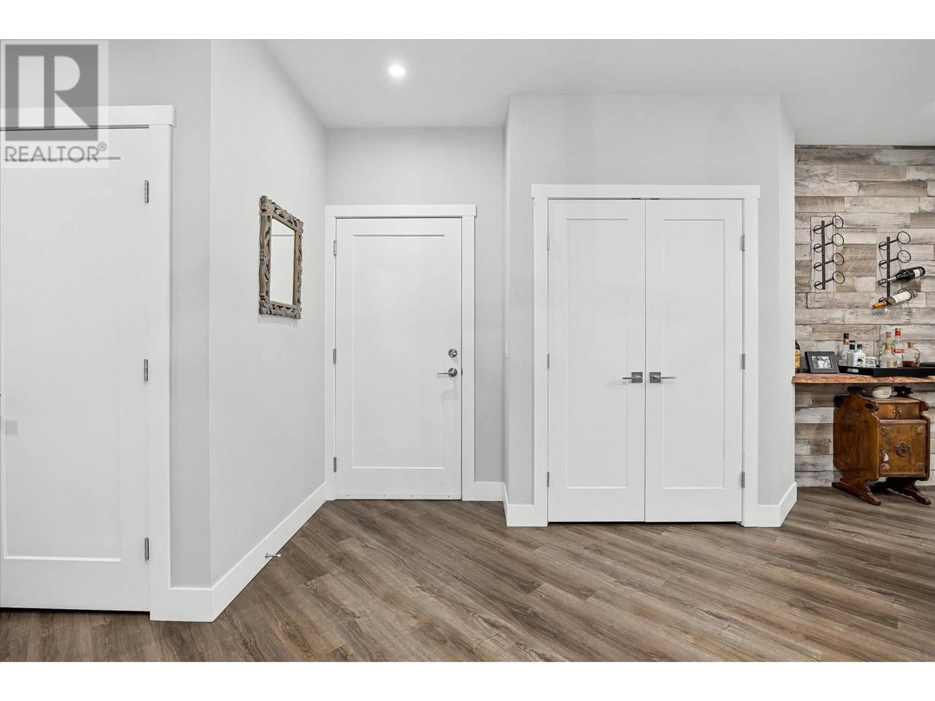 Indoor entryway, wood floors for 3090 Burtch Road Unit# 216, Kelowna British Columbia V1W5G9