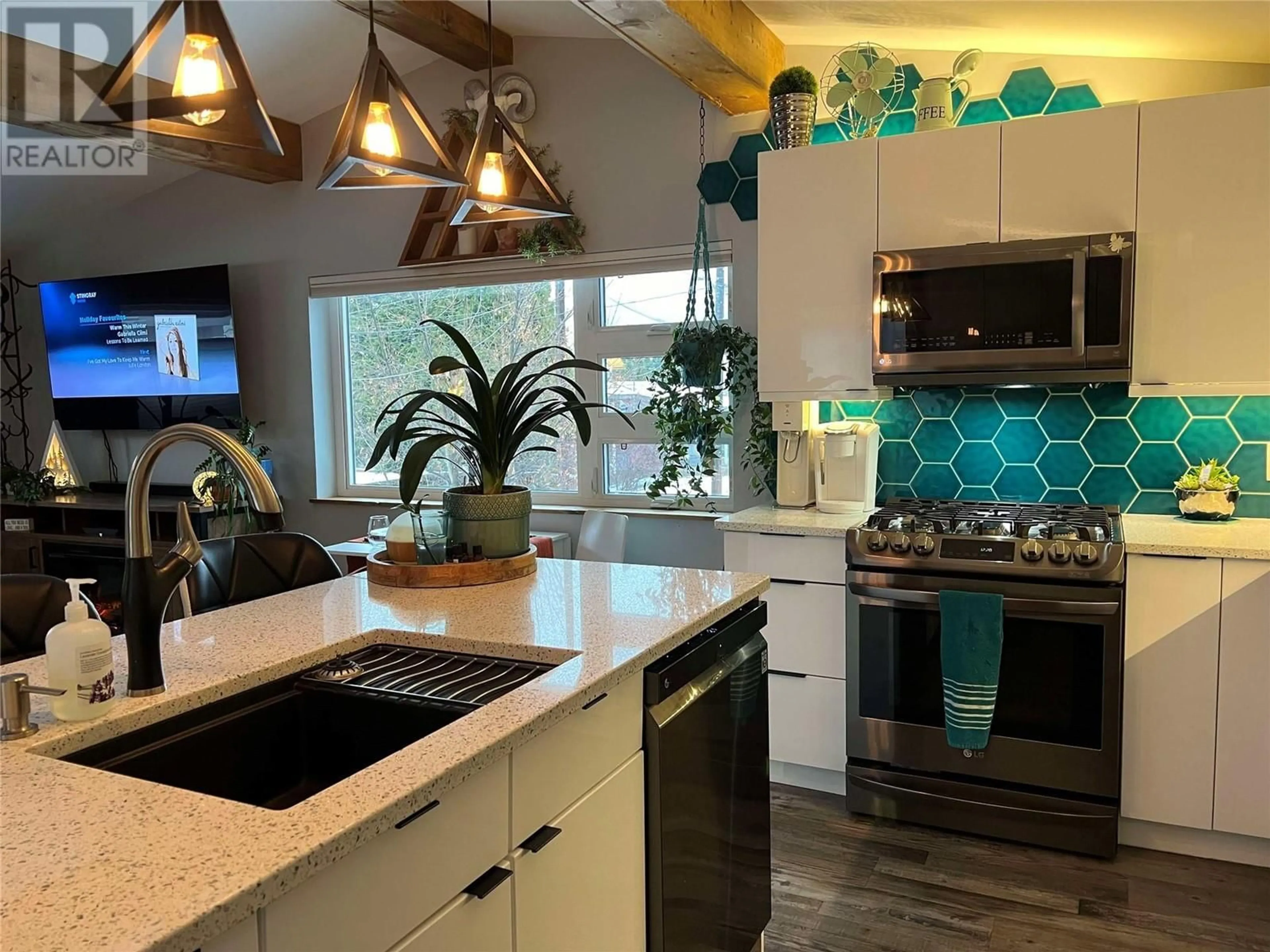 Open concept kitchen, ceramic/tile floor for 3416 8TH AVENUE, Castlegar British Columbia V1N2Y4