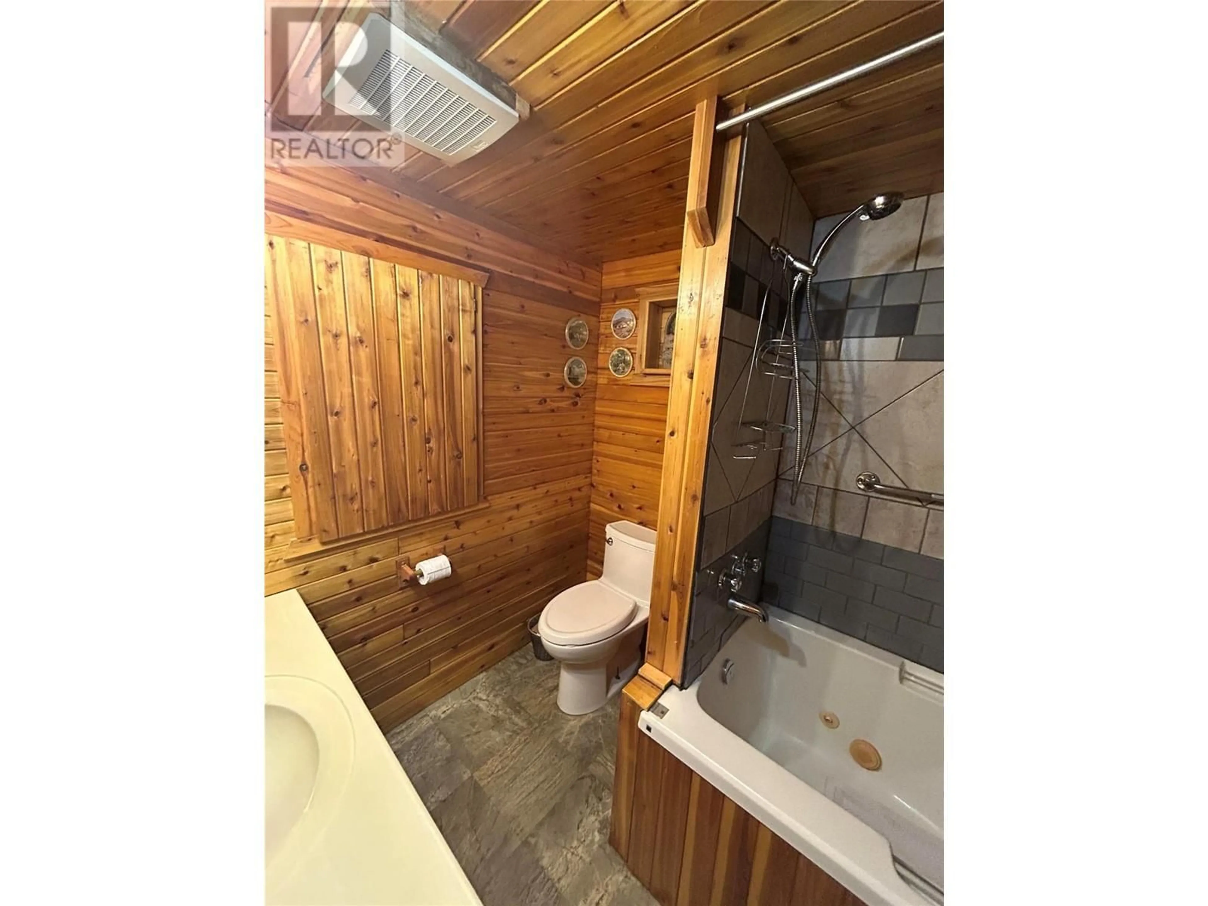 Bathroom, wood floors for 161 Shuswap Avenue Unit# 12, Chase British Columbia V0E1M0