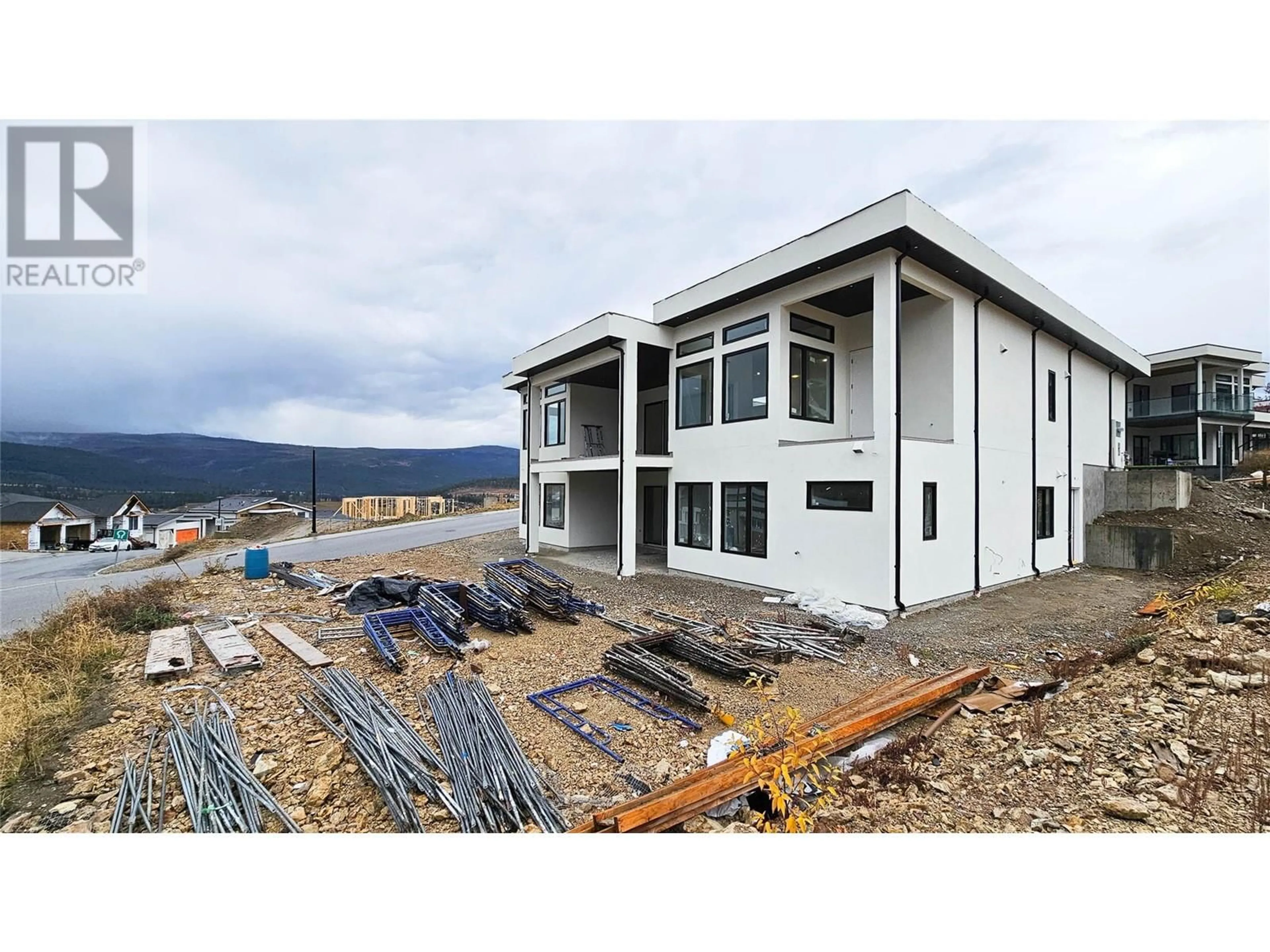 Home with vinyl exterior material for 1001 MELROSE Street, Kelowna British Columbia V1P0A8